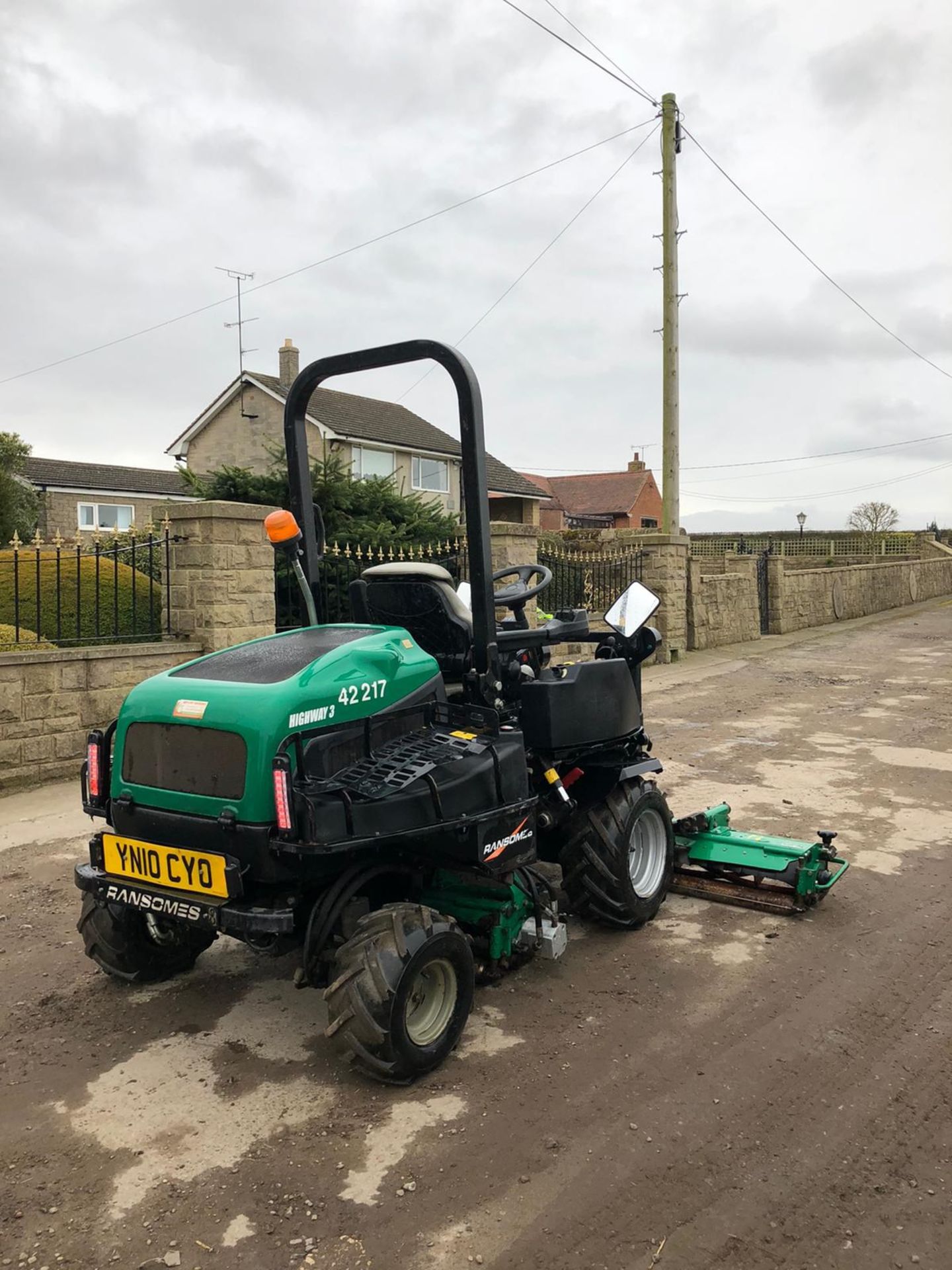 2010 RANSOMES HIGHWAY 3 CYLINDER 4WD MOWER, LOW HOURS ONLY 1859, RUNS, WORKS AND CUTS *PLUS VAT* - Image 5 of 7