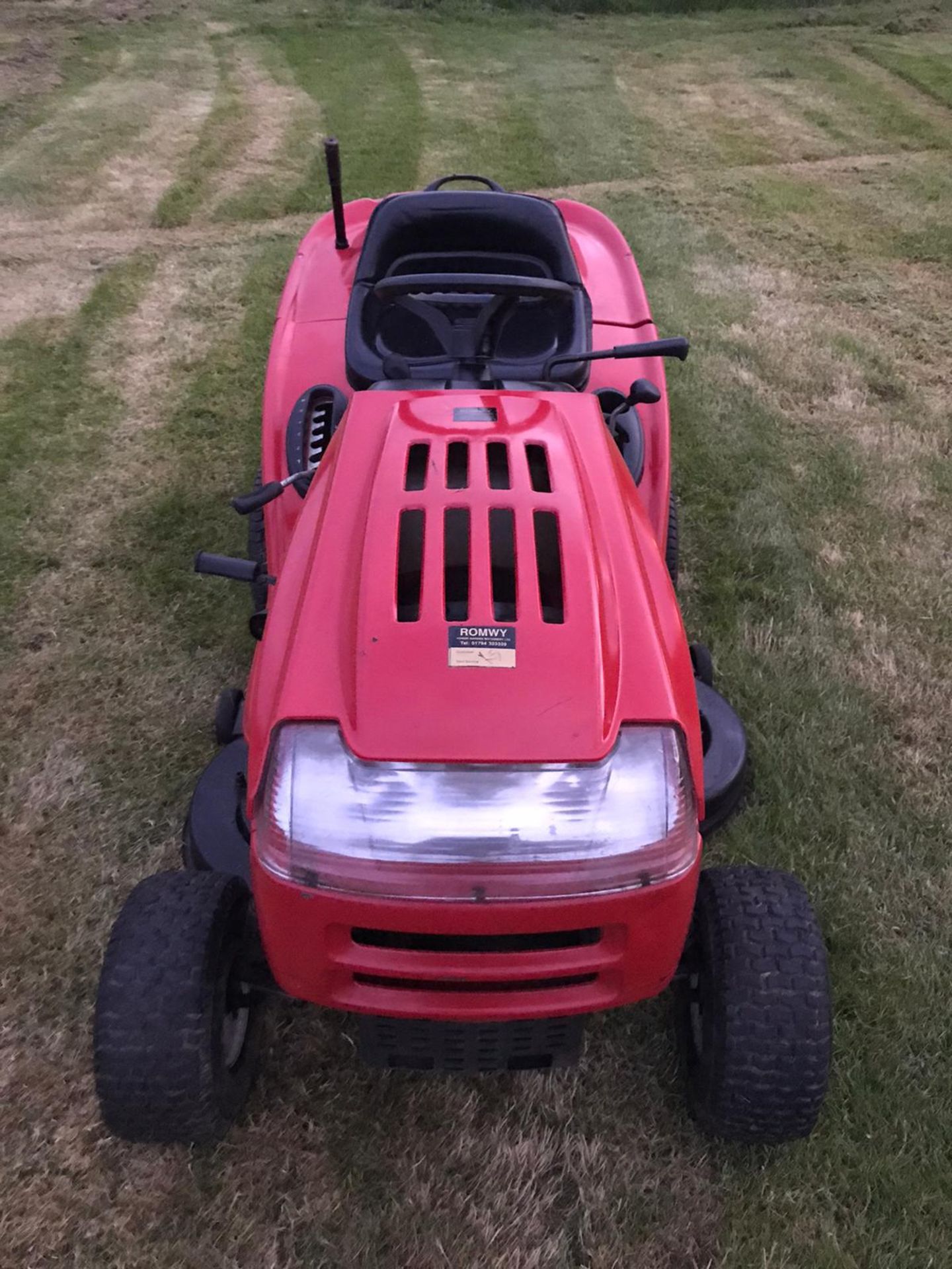 MTD RH135/105 B AUTODRIVE RIDE ON LAWN MOWER, 13.5 HP INTEK ENGINE *NO VAT* - Image 2 of 5