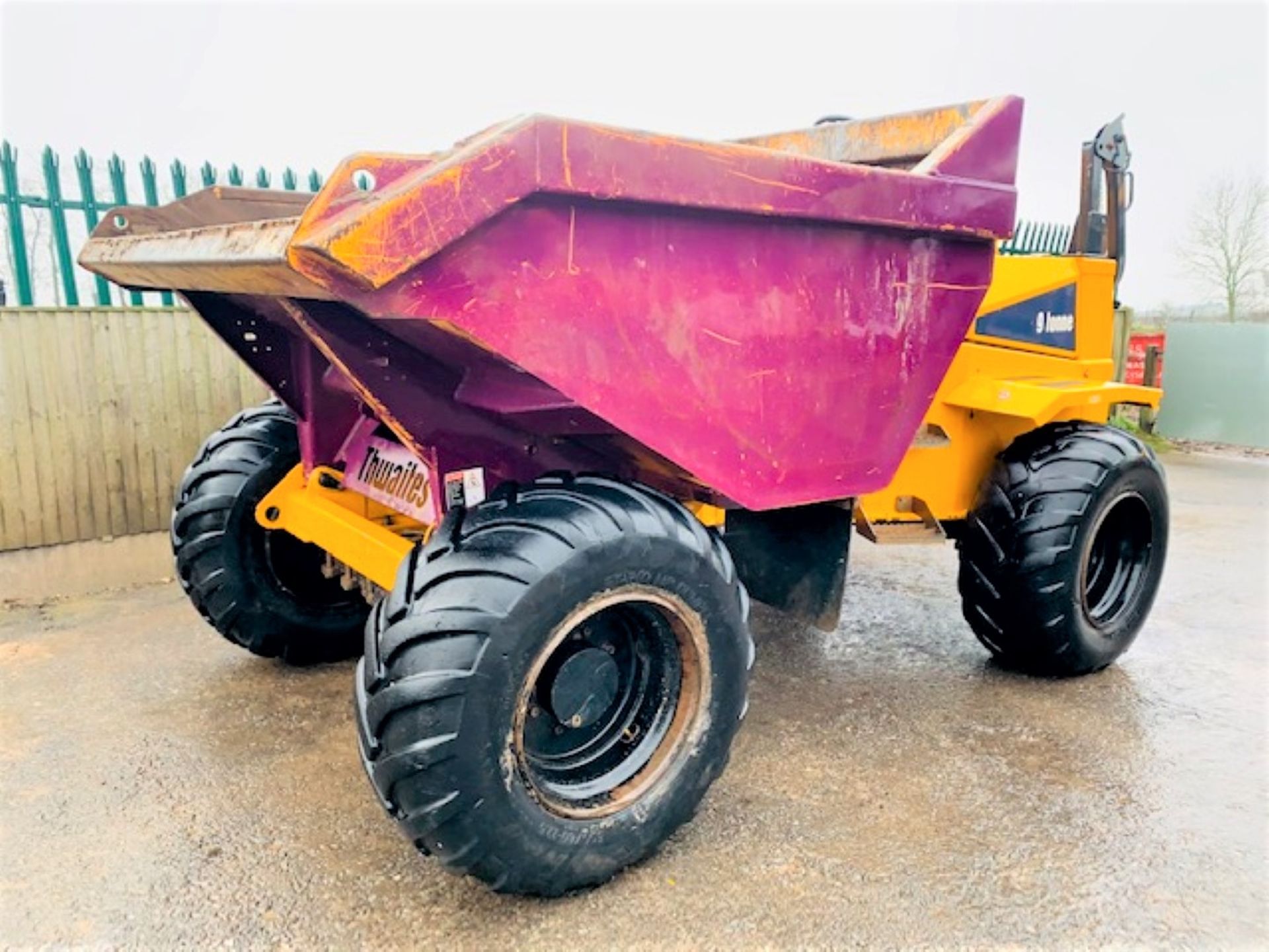 THWAITES MACH 690 9 TON STRAIGHT TIP DUMPER, YEAR 2015, 924 HOURS, ORANGE & GREEN BEACON, CE MARKED - Image 2 of 11