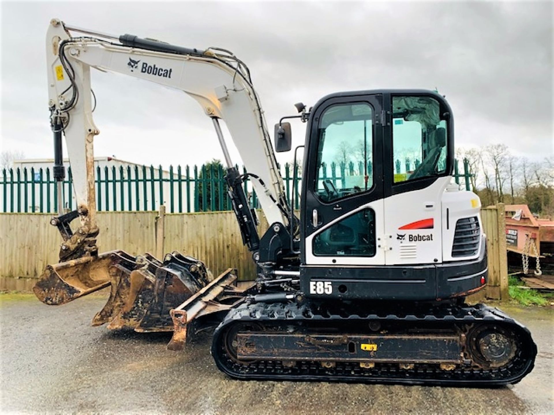 BOBCAT E85 RUBBER TRACKED DIGGER / EXCAVATOR, YEAR 2016, 3321 HOURS, AIR CON, 4 X BUCKETS *PLUS VAT*