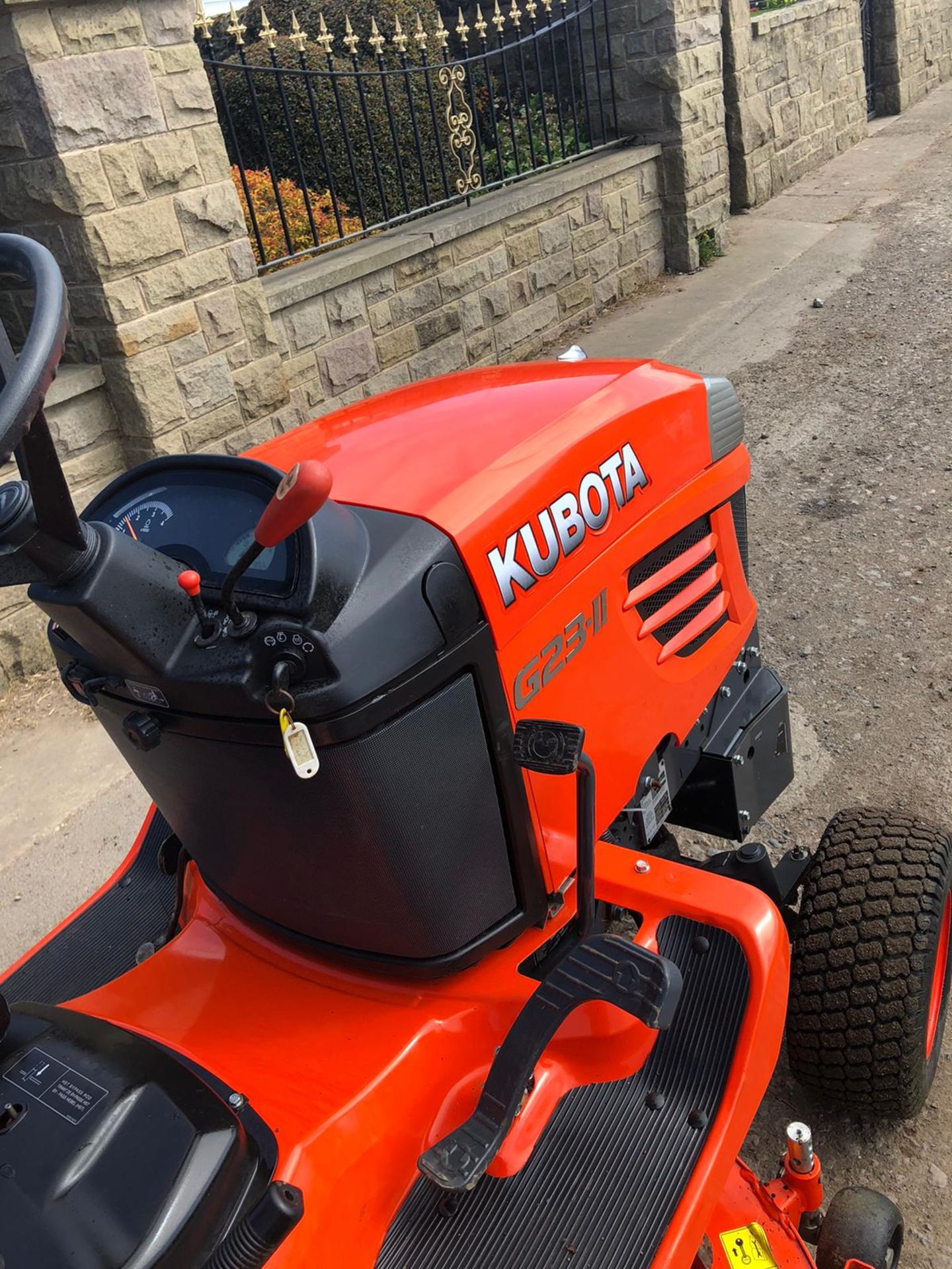 S - EX DEMO KUBOTA G23-11 RIDE ON LAWN MOWER - ONLY 30 HOURS FROM NEW, IN VERY GOOD CONDITION - Image 10 of 10