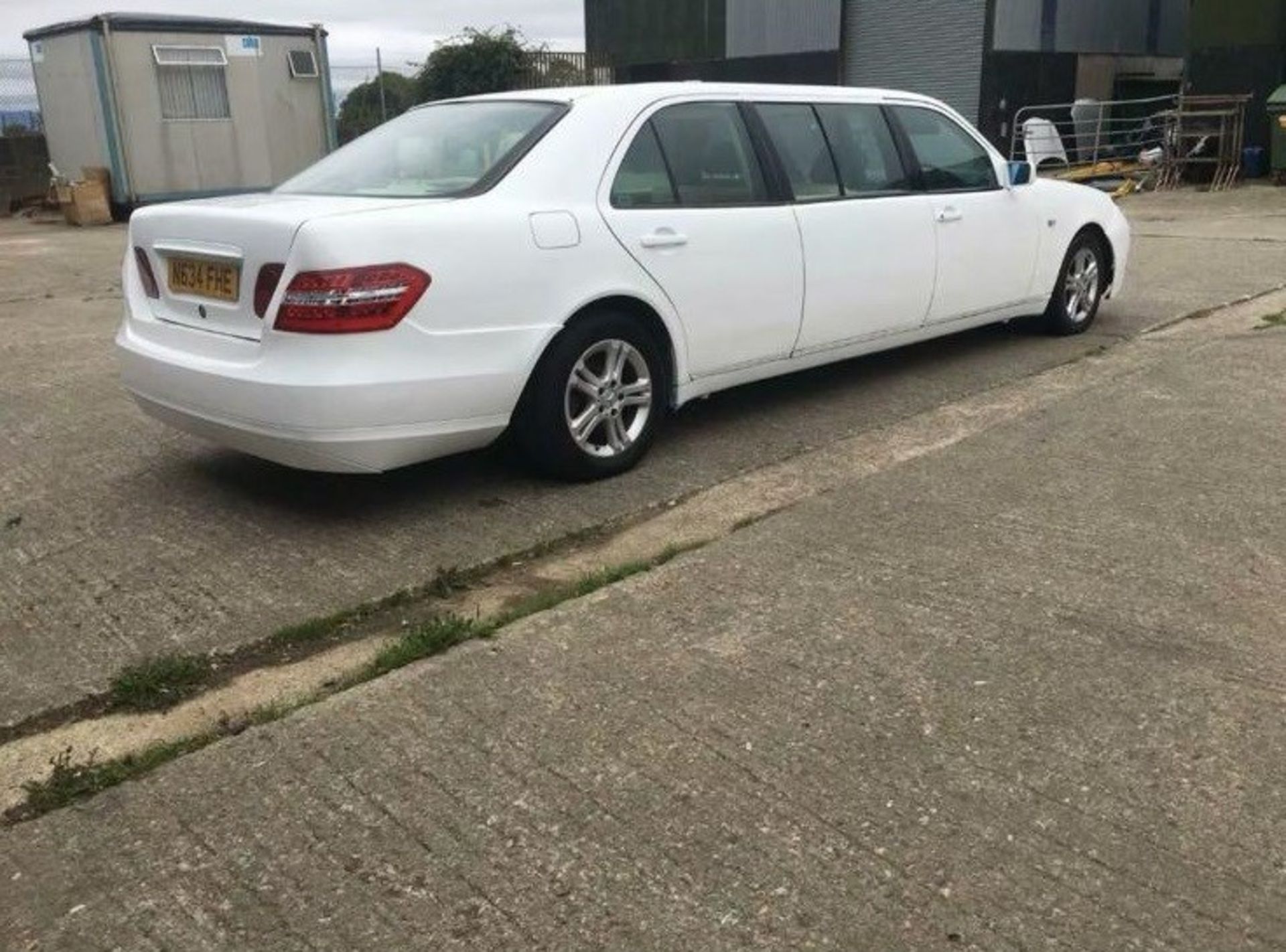 1996 E300D 6 DOOR LIMOUSINE CONVERTED TO 2010 FACE LIFT CAR WHITE MERCEDES 6 DOOR LIMO - Image 2 of 5