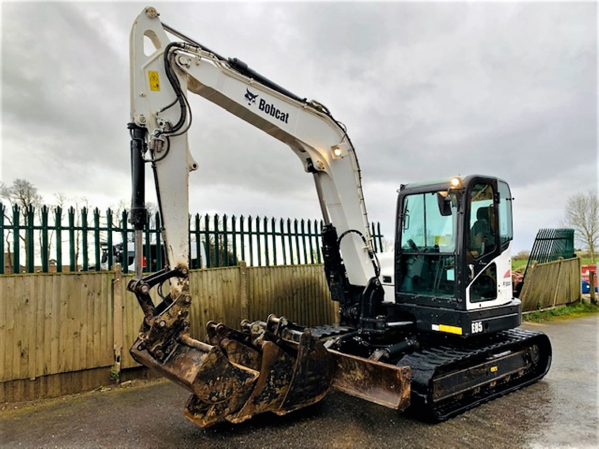 BOBCAT E85 RUBBER TRACKED DIGGER / EXCAVATOR, YEAR 2016, 3321 HOURS, AIR CON, 4 X BUCKETS *PLUS VAT* - Image 3 of 15