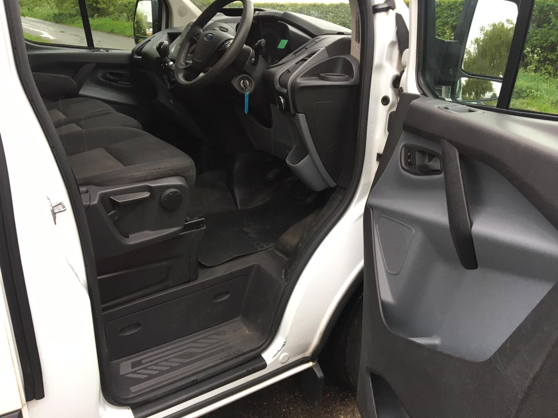 2015/15 REG FORD TRANSIT CUSTOM 290 ECO-TECH 2.2 DIESEL 100 BHP PANEL VAN, SHOWING 0 FORMER KEEPERS - Image 10 of 14