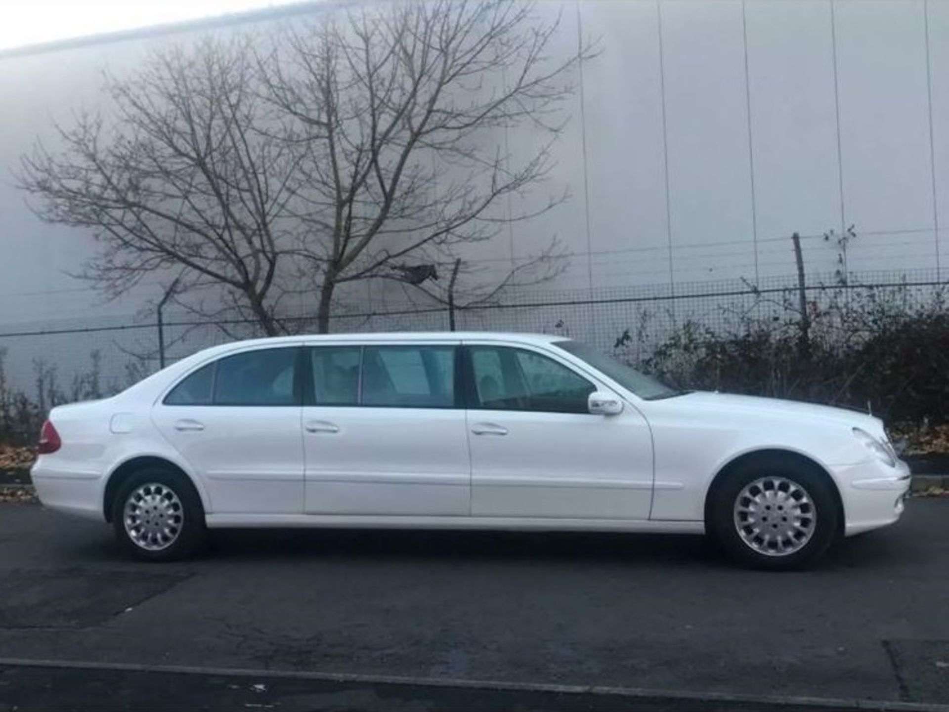 MERCEDES-BENZ 6 DOOR WHITE LIMOUSINE LIMO LHD LEFT HAND DRIVE LOW MILES - 2005 - Image 4 of 7