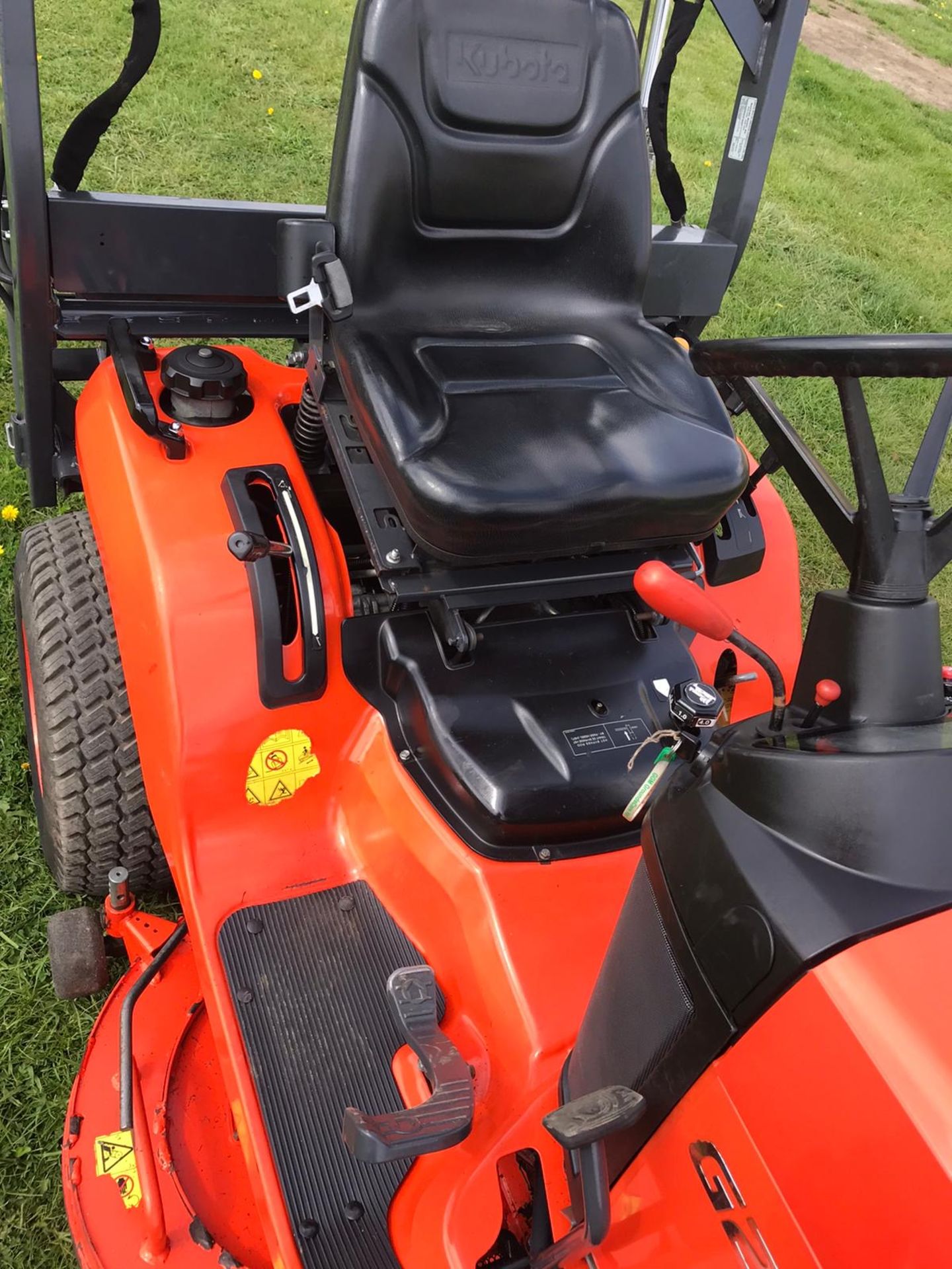 KUBOTA G23-11, MODEL G23-3HD RIDE ON MOWER, 48” MID MOUNTED CUTTING DECK. YEAR 2015, 995 LOW HOURS - Image 8 of 13