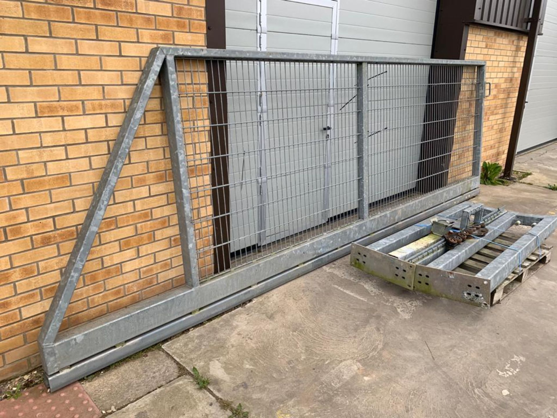 4.5 METERS WIDE X 1.7 METERS HIGH - SLIDING CANTILEVER GATE *PLUS VAT* - Image 2 of 6