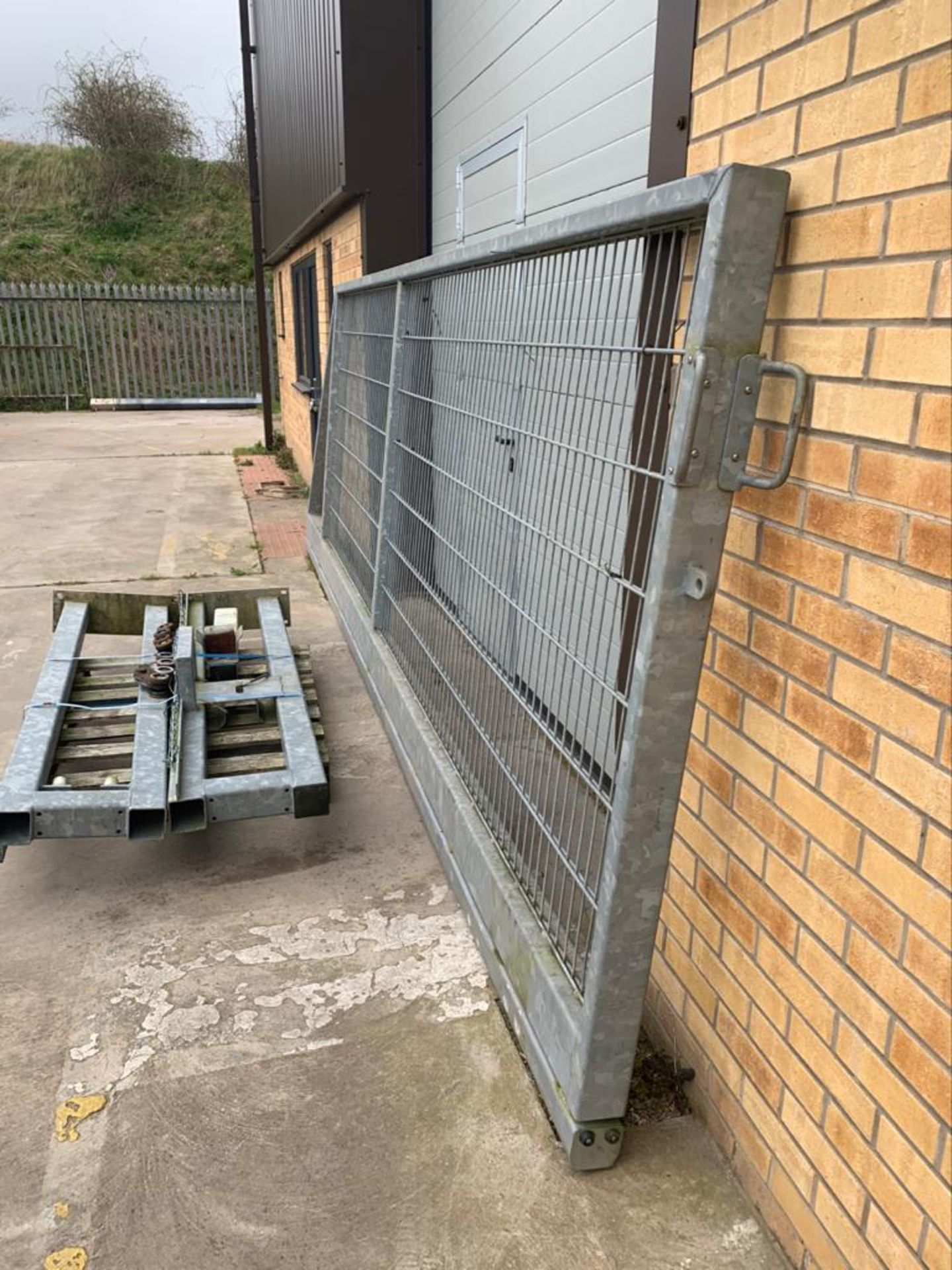 4.5 METERS WIDE X 1.7 METERS HIGH - SLIDING CANTILEVER GATE *PLUS VAT* - Image 3 of 6