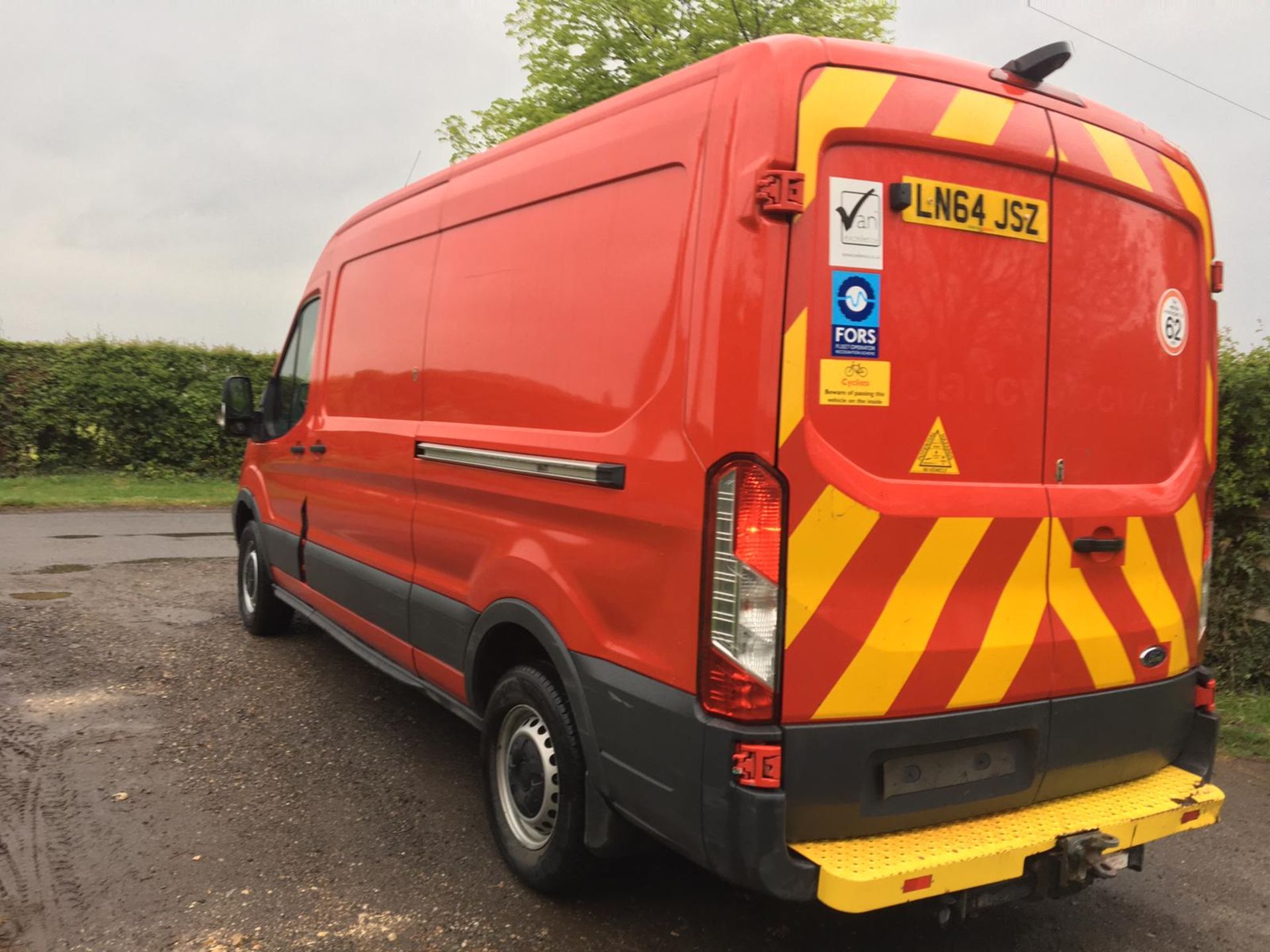 2014/64 REG FORD TRANSIT 350 SHR P/V 2.2 DIESEL 125 BHP RED PANEL VAN, SHOWING 0 FORMER KEEPERS - Image 8 of 19