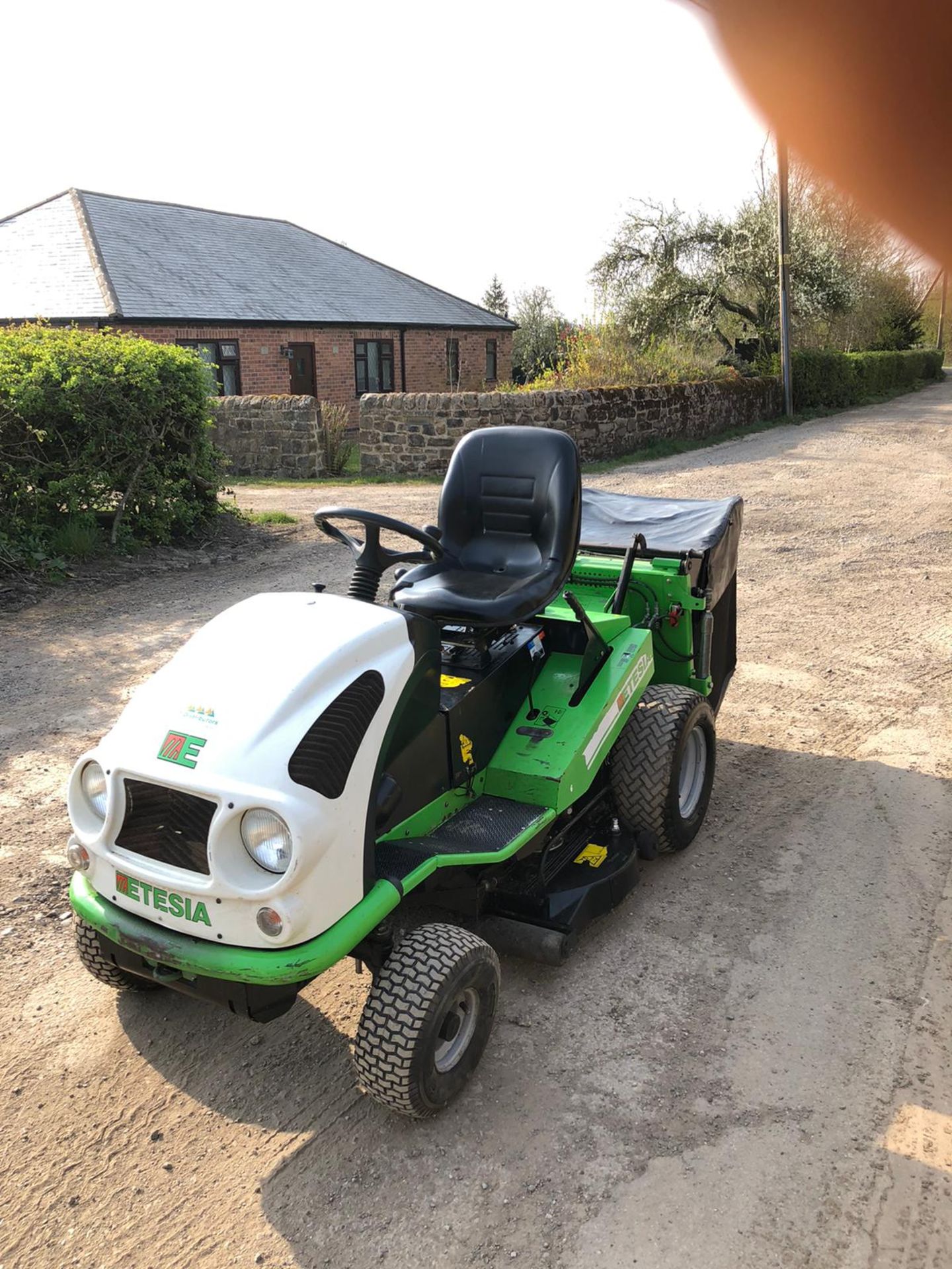 ETESIA MVEHH HYDRO 100 RIDE-ON LAWN MOWER WITH HYDRAULIC COLLECTOR BOX - CUTTING PERFECT! *NO VAT* - Image 2 of 7