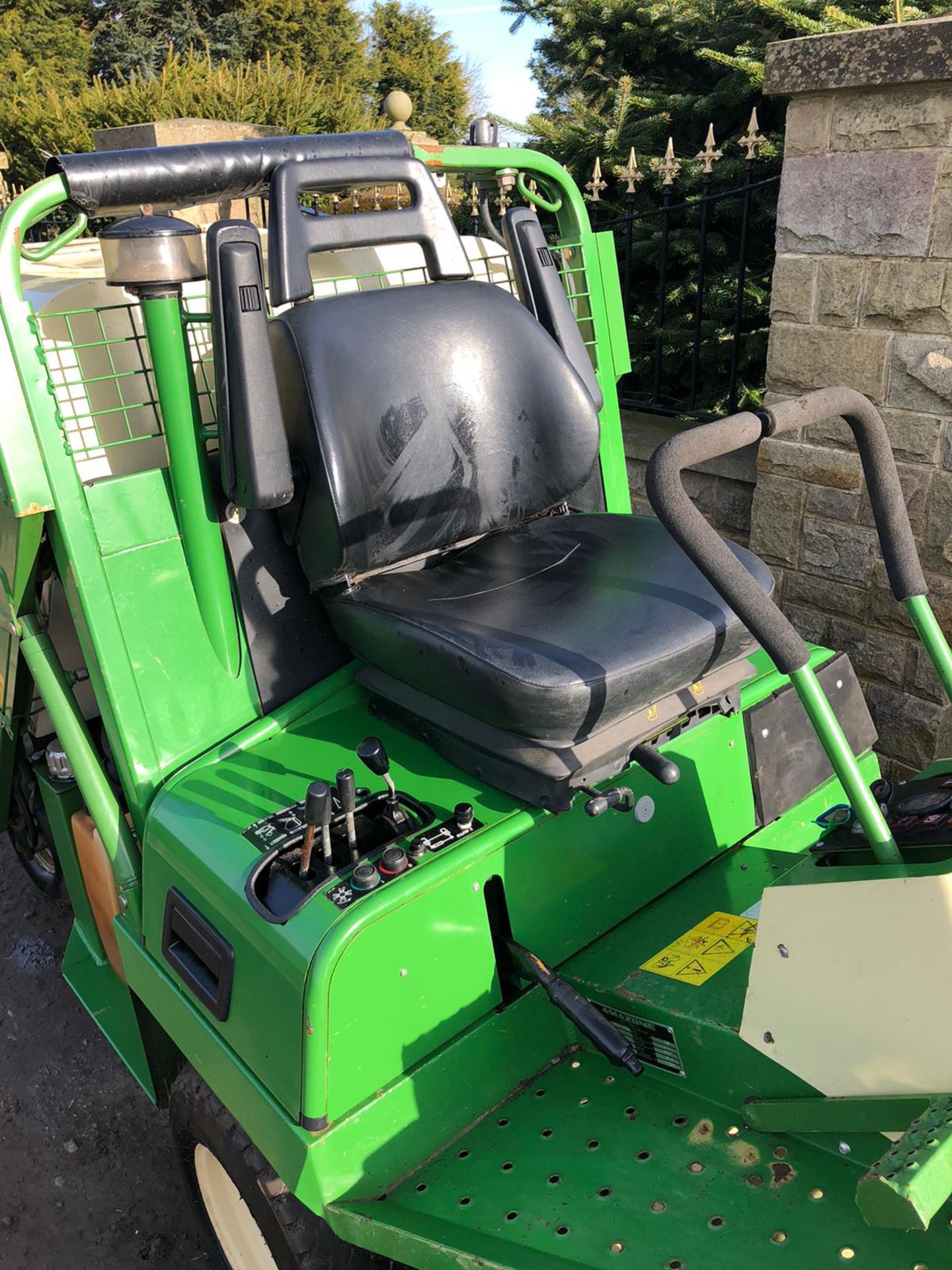 AMAZONE PROFIHOPPER RIDE ON LAWN FLAIL MOWER, ONLY 913 HOURS, RUNS, WORKS AND CUTS WELL *PLUS VAT* - Image 4 of 10