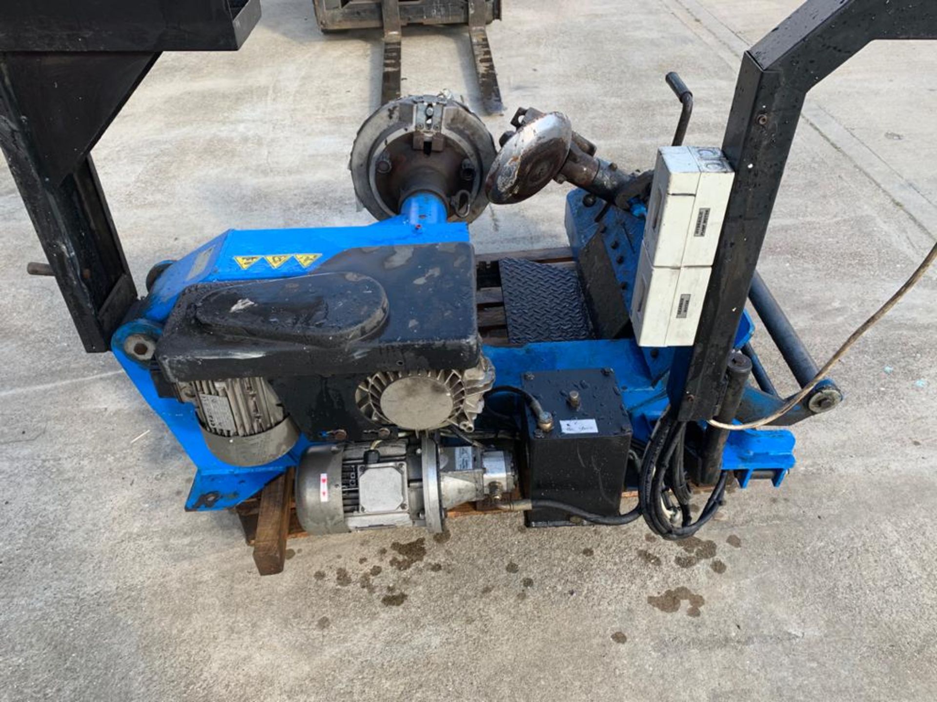 BUS AND HGV TYRE MACHINE, USED IN EX BUS COMPANY - LIQUIDATION STOCK *PLUS VAT* - Image 3 of 9