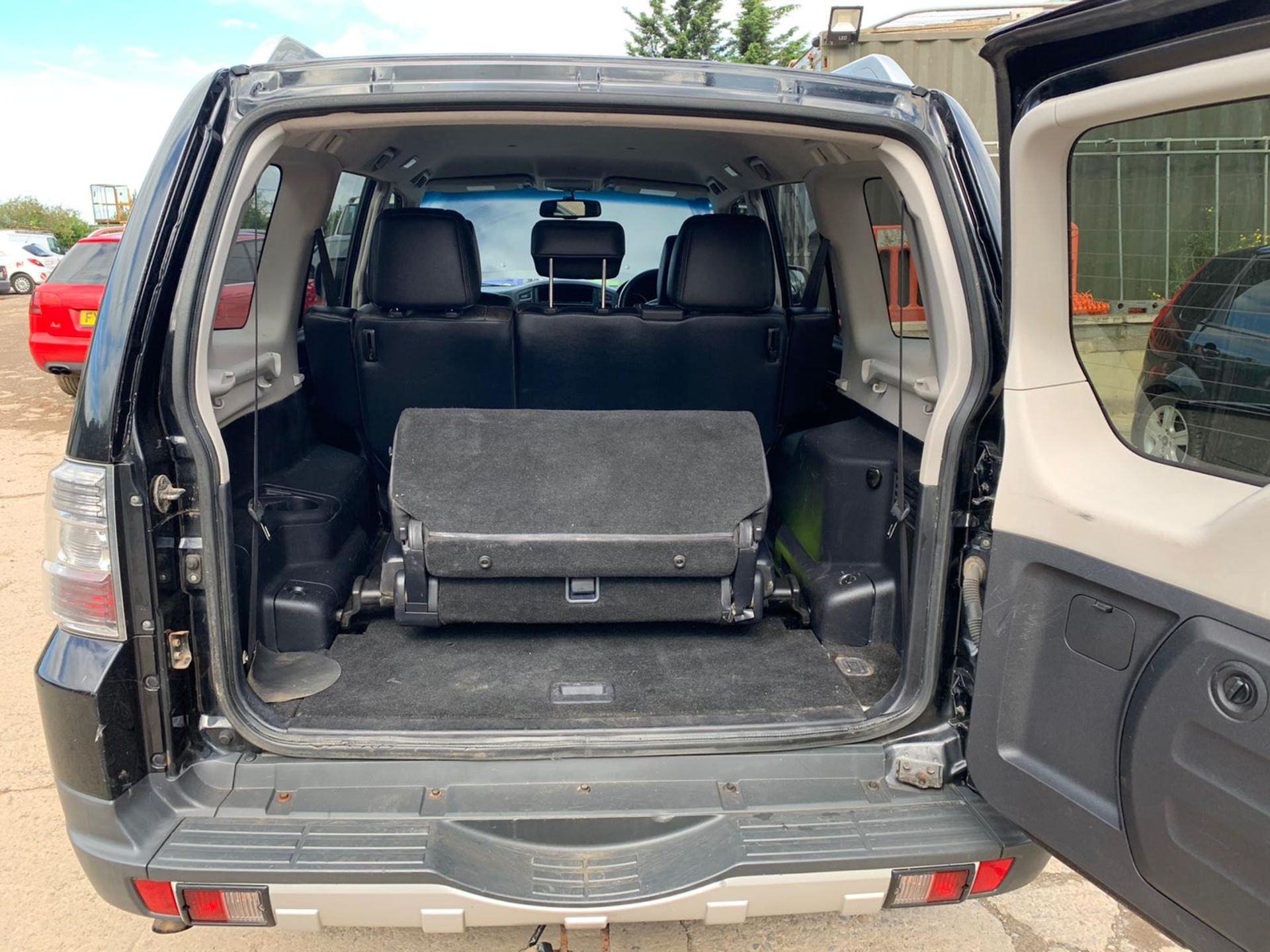 2007/07 REG MITSUBISHI SHOGUN WARRIOR DI-D LWB AUTOMATIC 7 SEATER BLACK, SHOWING 1 FORMER KEEPER - Image 7 of 11