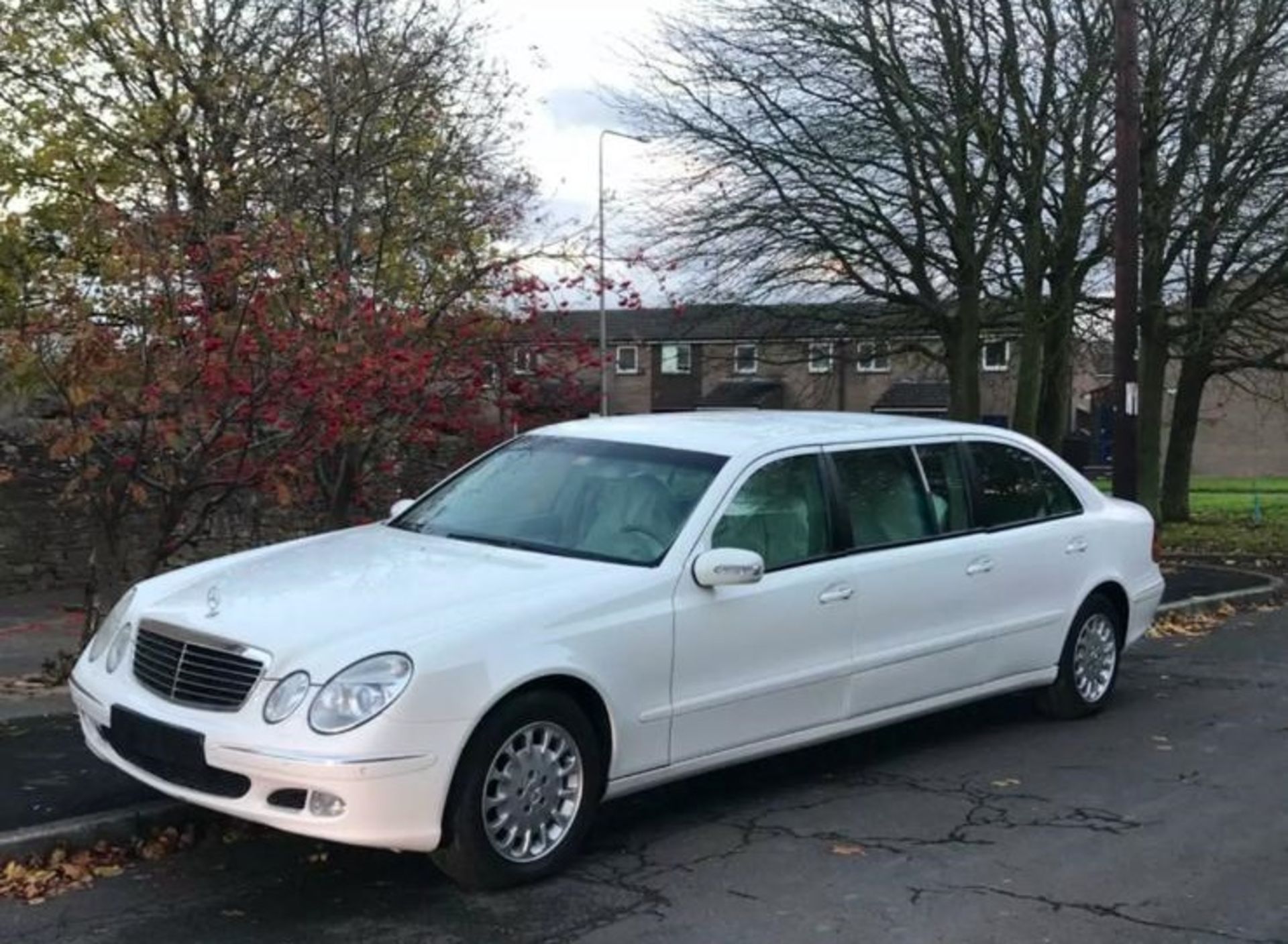 MERCEDES-BENZ 6 DOOR WHITE LIMOUSINE LIMO LHD LEFT HAND DRIVE LOW MILES - 2005 - Image 3 of 7