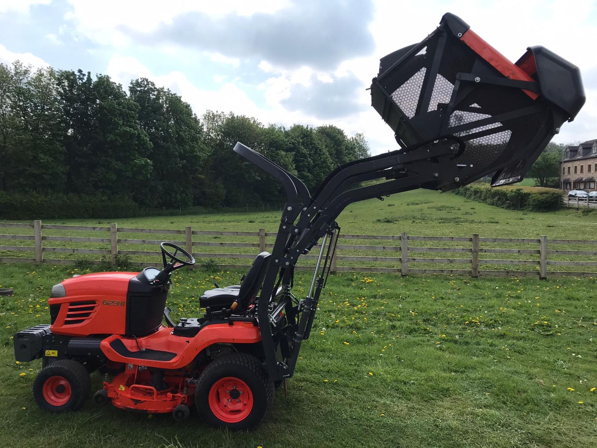 KUBOTA G23-11, MODEL G23-3HD RIDE ON MOWER, 48” MID MOUNTED CUTTING DECK. YEAR 2015, 995 LOW HOURS - Image 6 of 13