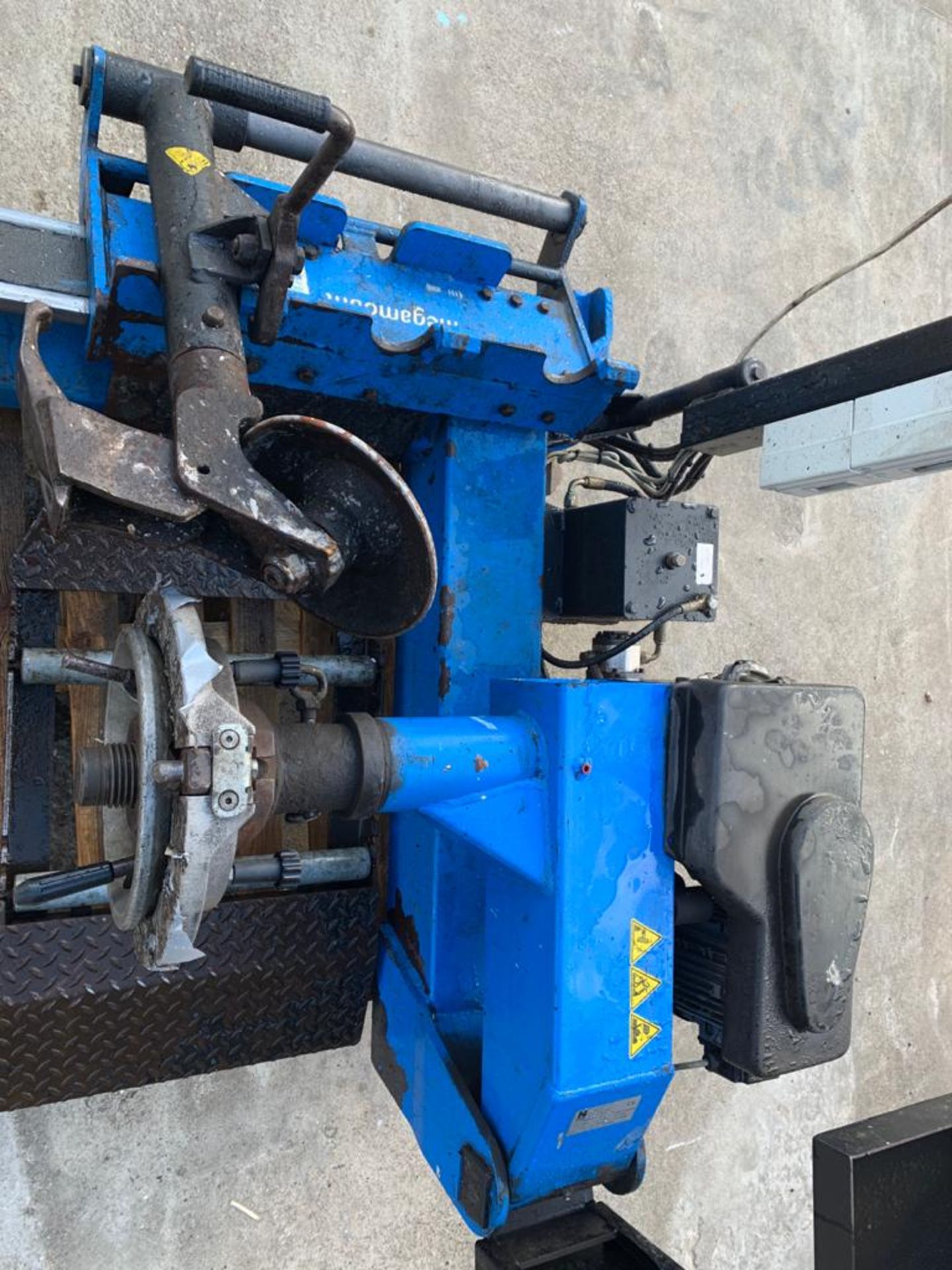 BUS AND HGV TYRE MACHINE, USED IN EX BUS COMPANY - LIQUIDATION STOCK *PLUS VAT* - Image 2 of 9