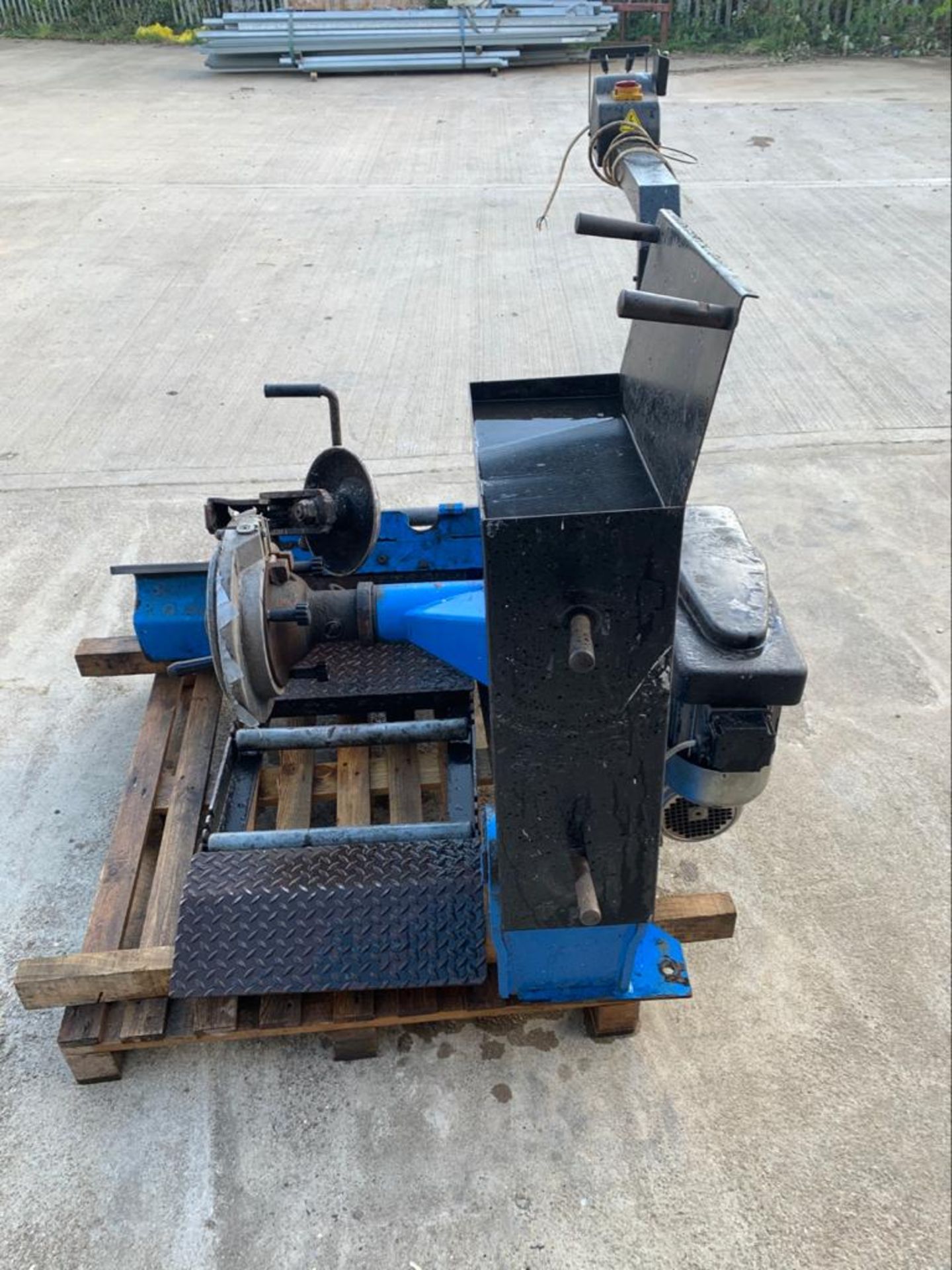 BUS AND HGV TYRE MACHINE, USED IN EX BUS COMPANY - LIQUIDATION STOCK *PLUS VAT* - Image 9 of 9