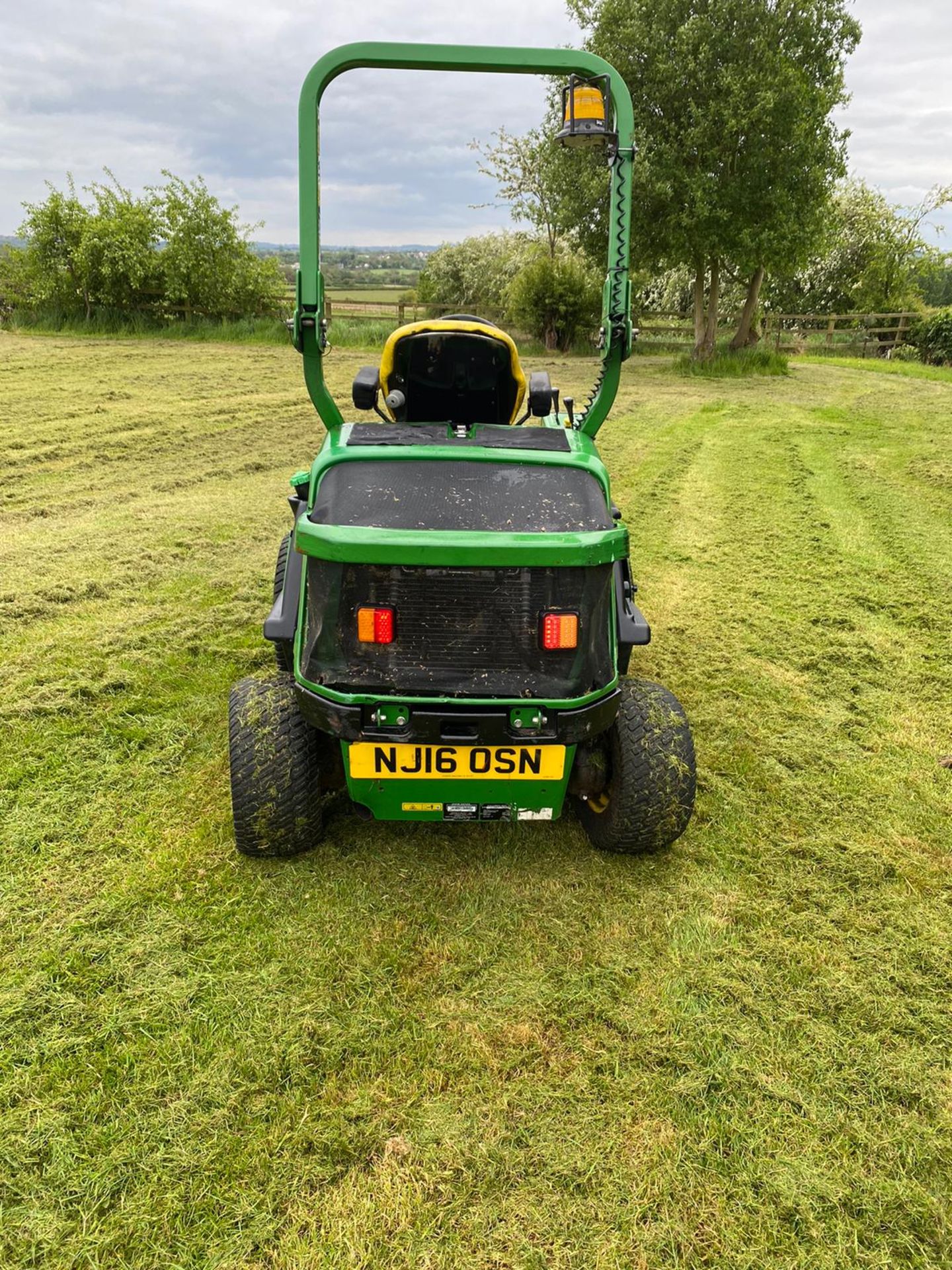 2016 JOHN DEERE 1580 TERRAIN CUT OUT FRONT RIDE ON LAWN MOWER, 4 WHEEL DRIVE, VERY LOW HOURS - 2374! - Image 5 of 8