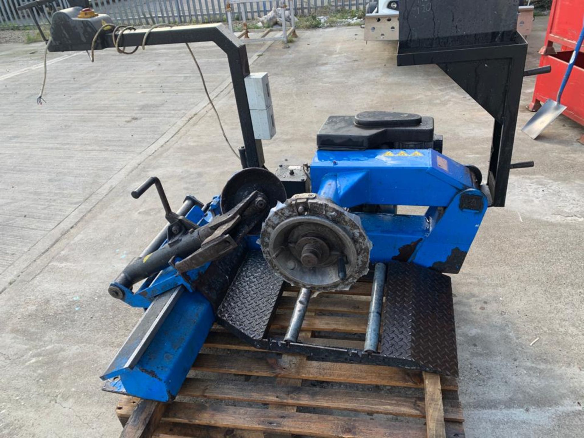 BUS AND HGV TYRE MACHINE, USED IN EX BUS COMPANY - LIQUIDATION STOCK *PLUS VAT*