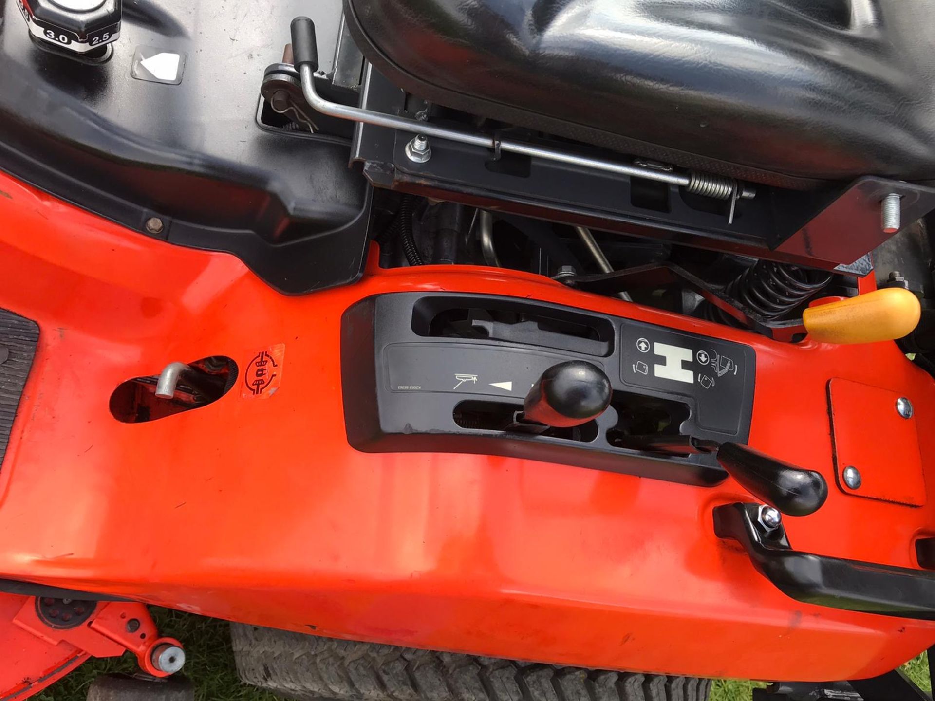 KUBOTA G23-11, MODEL G23-3HD RIDE ON MOWER, 48” MID MOUNTED CUTTING DECK. YEAR 2015, 995 LOW HOURS - Image 9 of 13