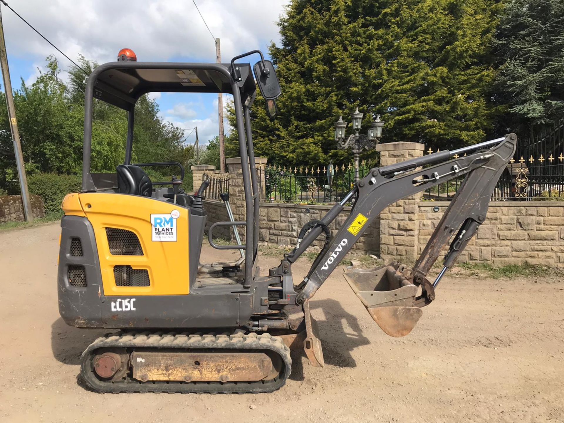 2015 VOLVO EC15C TRACKED CRAWLER MINI EXCAVATOR / DIGGER, 1710 HOURS, 3 X BUCKETS, RUNS,DRIVES, DIGS - Image 3 of 6