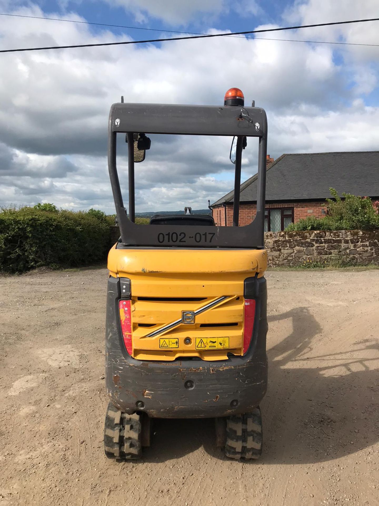 2015 VOLVO EC15C TRACKED CRAWLER MINI EXCAVATOR / DIGGER, 1710 HOURS, 3 X BUCKETS, RUNS,DRIVES, DIGS - Image 4 of 6