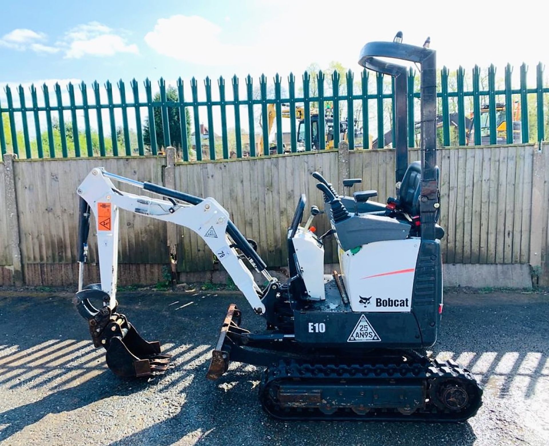 BOBCAT E10 TRACKED CRAWLER DIGGER / EXCAVATOR, YEAR 2017, 735 HOURS, 3 X BUCKETS *PLUS VAT* - Image 2 of 13