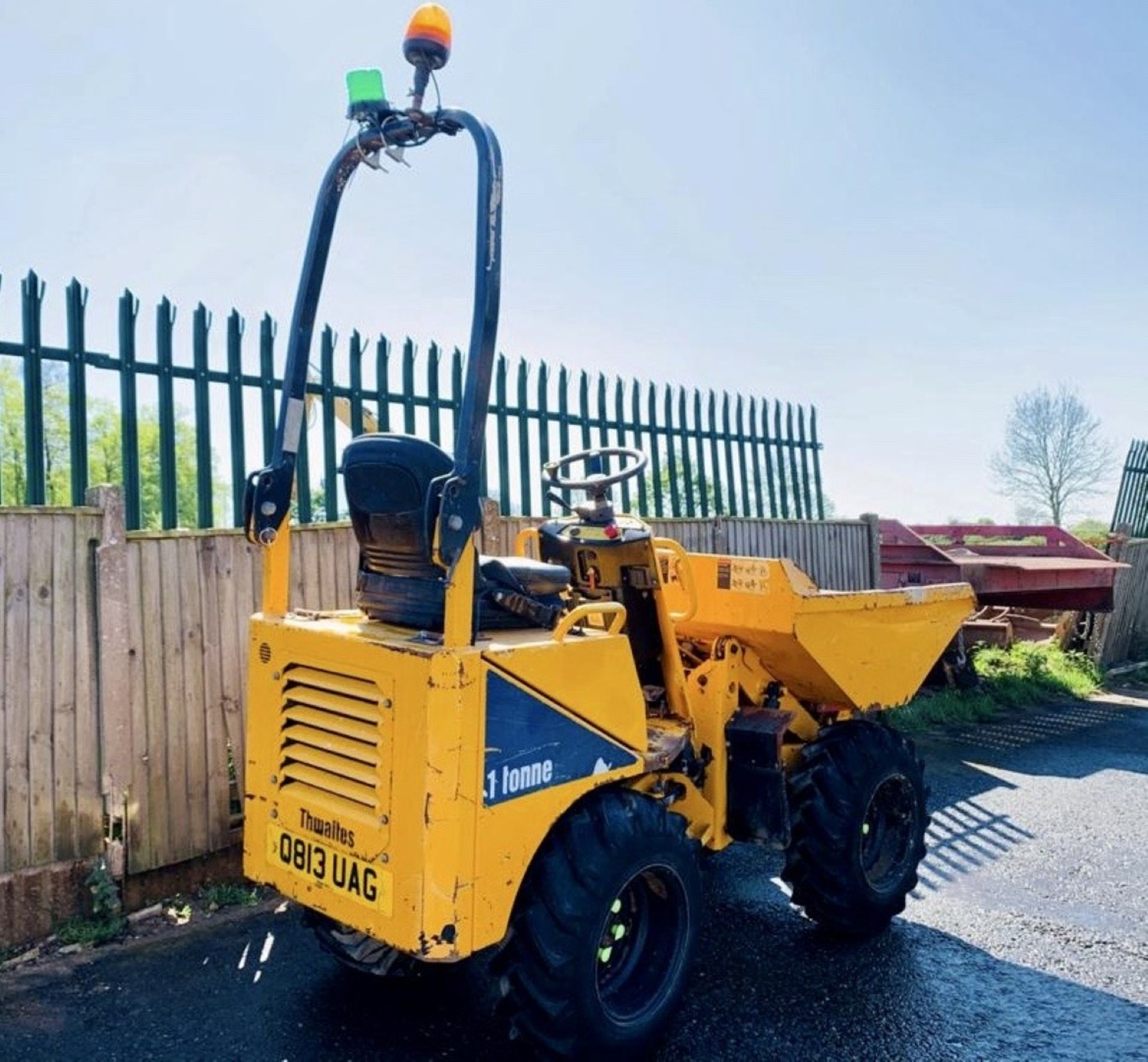 THWAITES 1 TONNE MACH 201 HIGH TIP DUMPER, YEAR 2013, HYDROSTATIC DRIVE, FOLDING ROPS, GOOD TYRES - Image 5 of 13