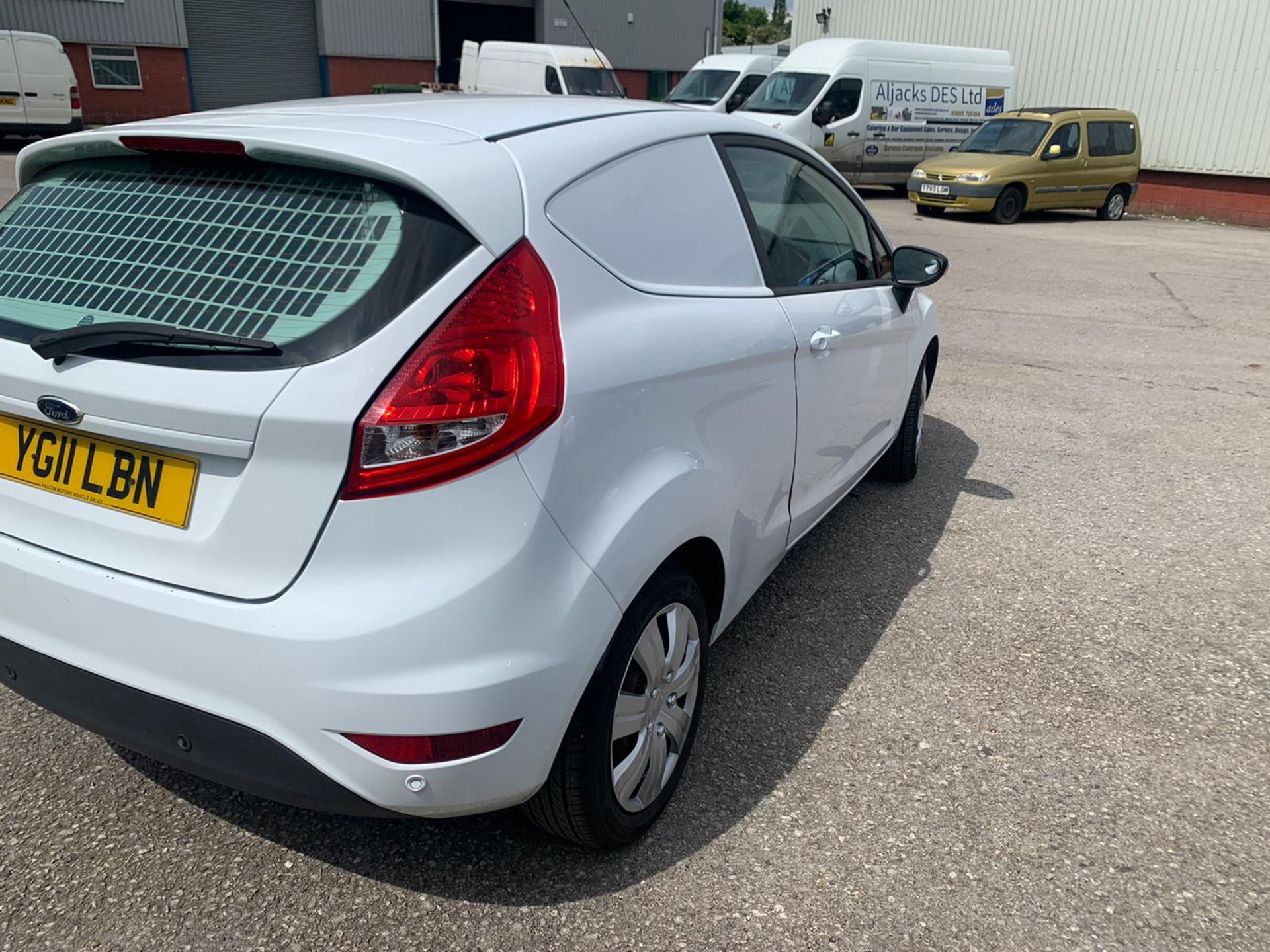 2011/11 REG FORD FIESTA BASE TDCI 1.4 DIESEL WHITE CAR DERIVED VAN, 2 SEATS *NO VAT* - Image 6 of 8