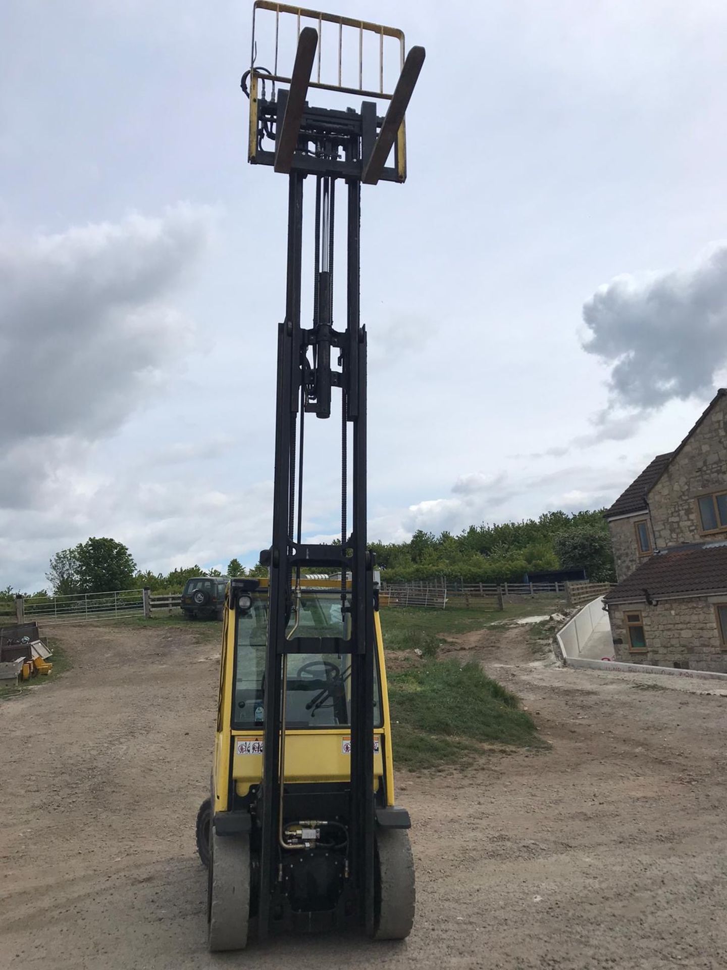 HYSTER H3.0FT FORKLIFT TRIPLE MAST, FREE LIFT, CONTAINER SPEC, RUNS, DRIVES AND LIFTS *PLUS VAT* - Image 4 of 11