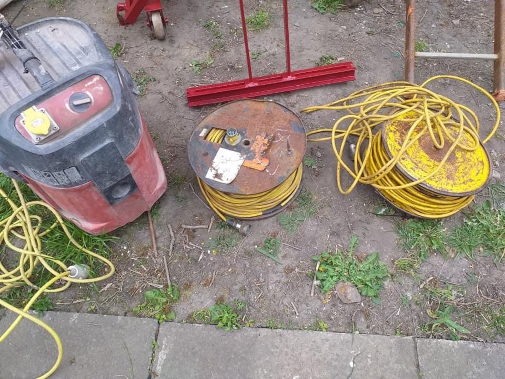 2 X TRIPOD FOLDING SIGN STANDS MAN HOLE LIFTING TOOL ON WHEELS, 12FT ALUMINIUM LADDER, WORK BENCH - Image 4 of 4