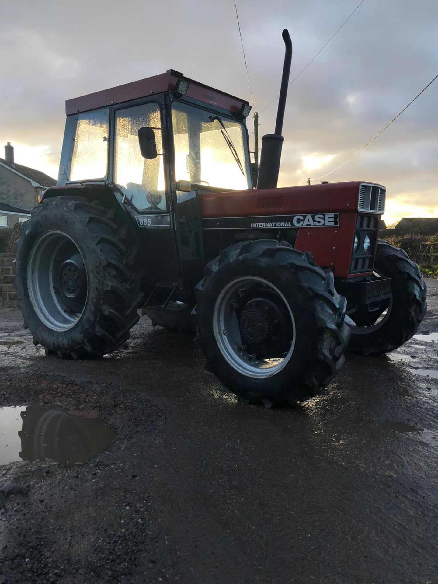 1985/C REG CASE INTERNATIONAL 885 DIESEL RED TRACTOR, RUNS AND WORKS, IN GOOD CONDITION *PLUS VAT* - Image 3 of 9