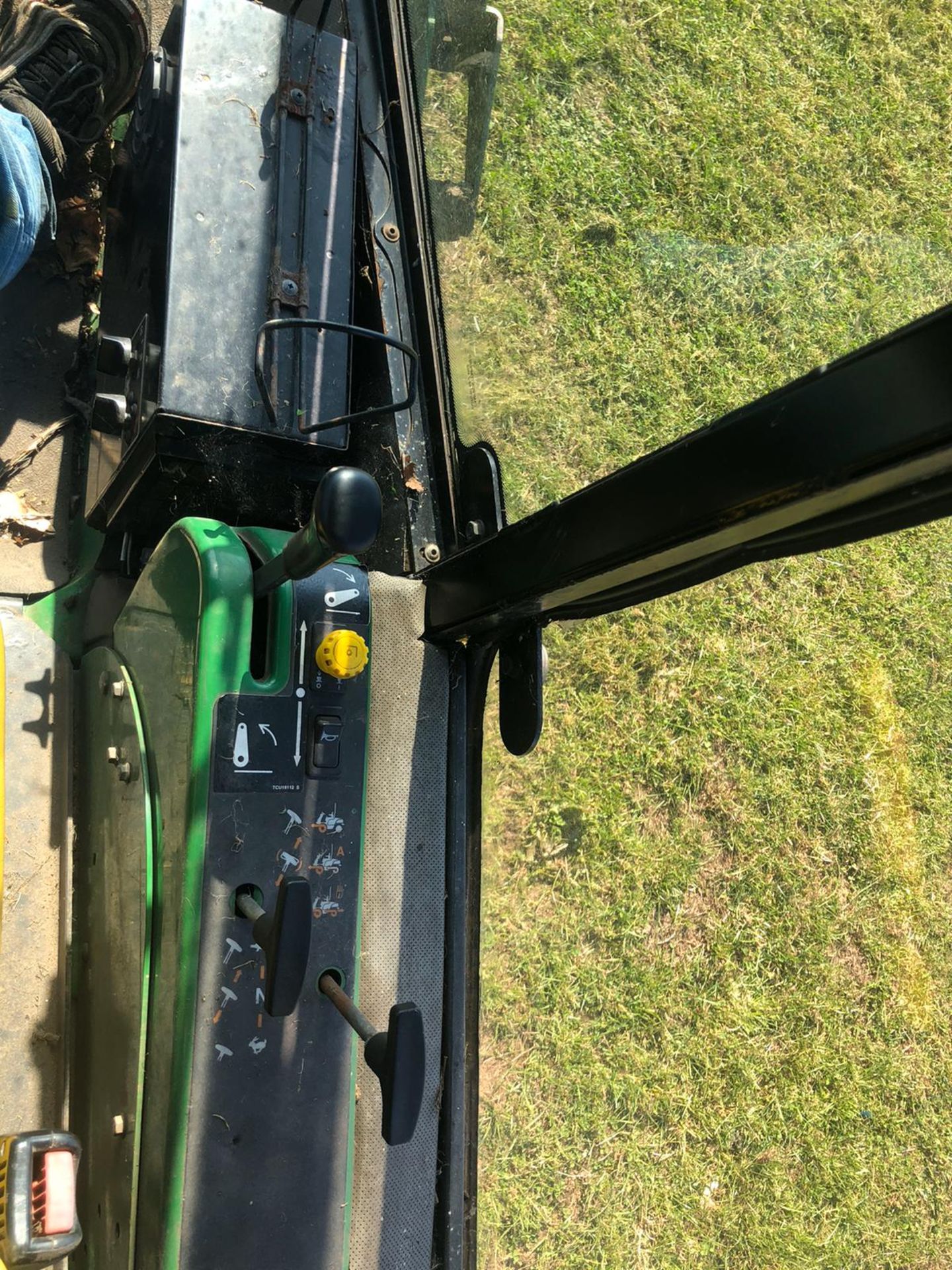 JOHN DEERE 1545 RIDE ON LAWN MOWER FULL GLASS CAB, RUNS, WORKS AND CUTS *PLUS VAT* - Image 6 of 7