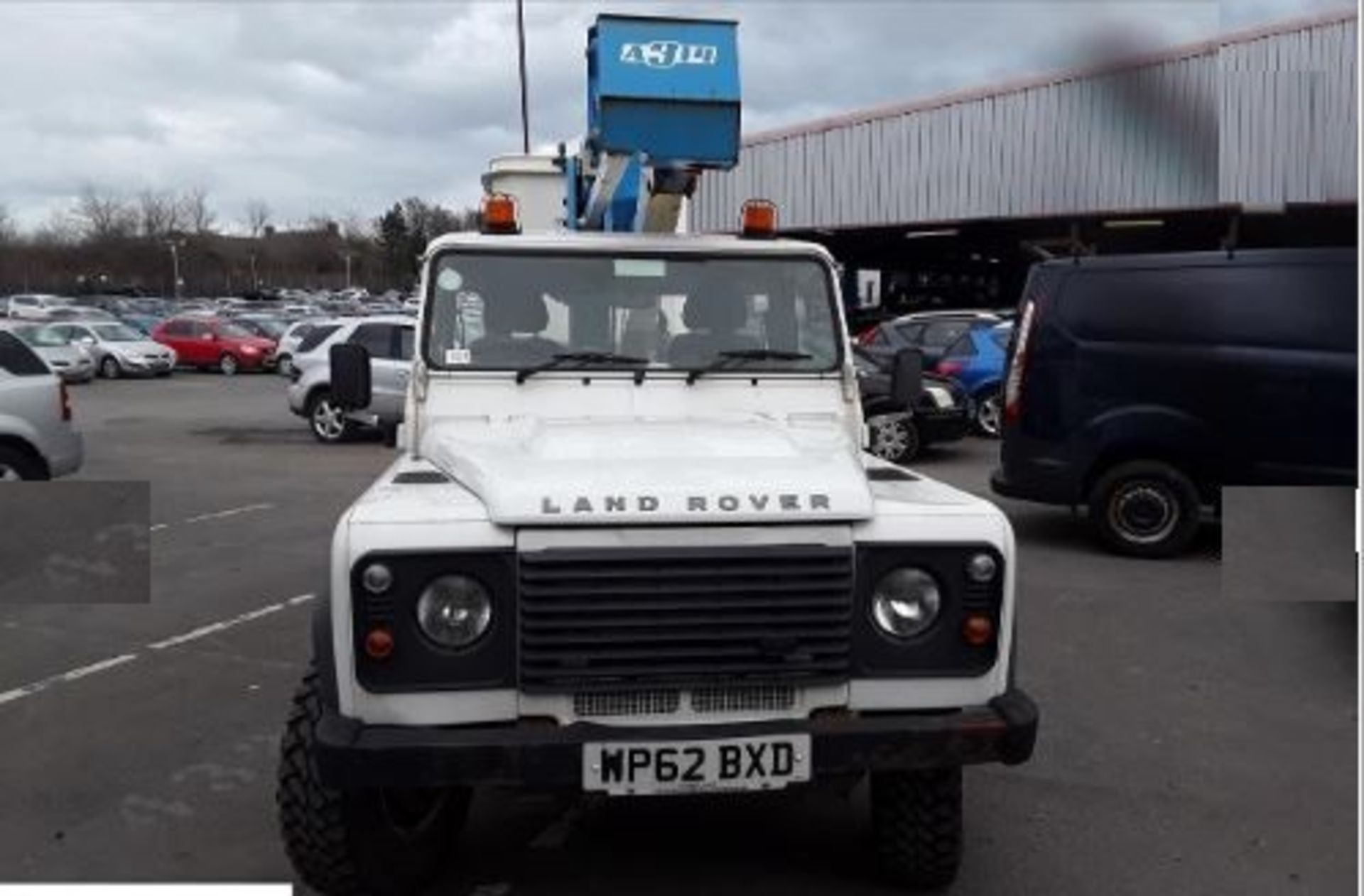 2012/62 REG LAND ROVER DEFENDER 130 TD C/C CHERRY PICKER 2.2 DIESEL, SHOWING 0 FORMER KEEPERS - Image 2 of 7