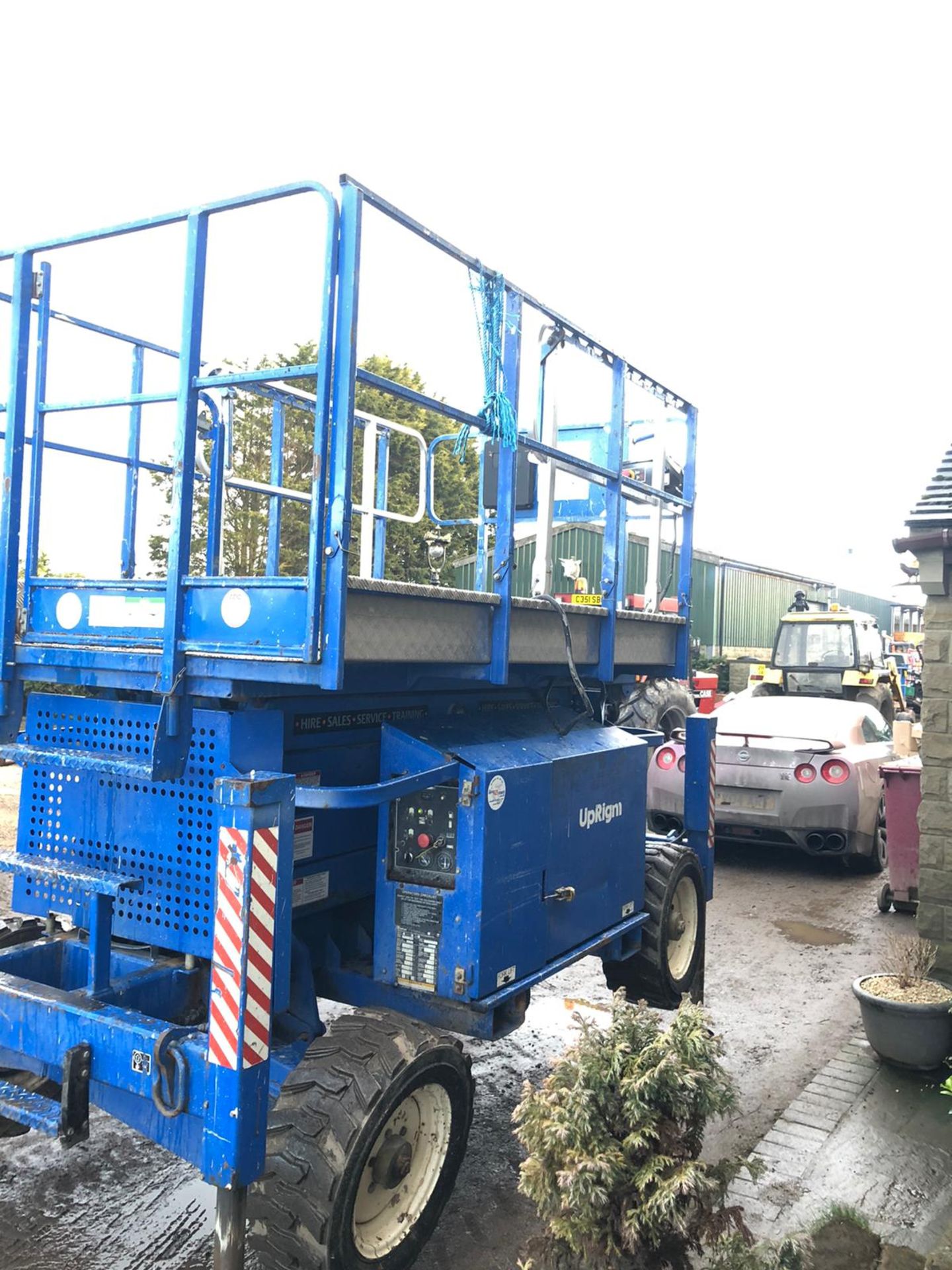 UPRIGHT X27RT 4X4 SCISSOR LIFT, RUNS AND WORKS WELL, 4 WHEEL DRIVE, YEAR 2008 *PLUS VAT* - Image 4 of 7