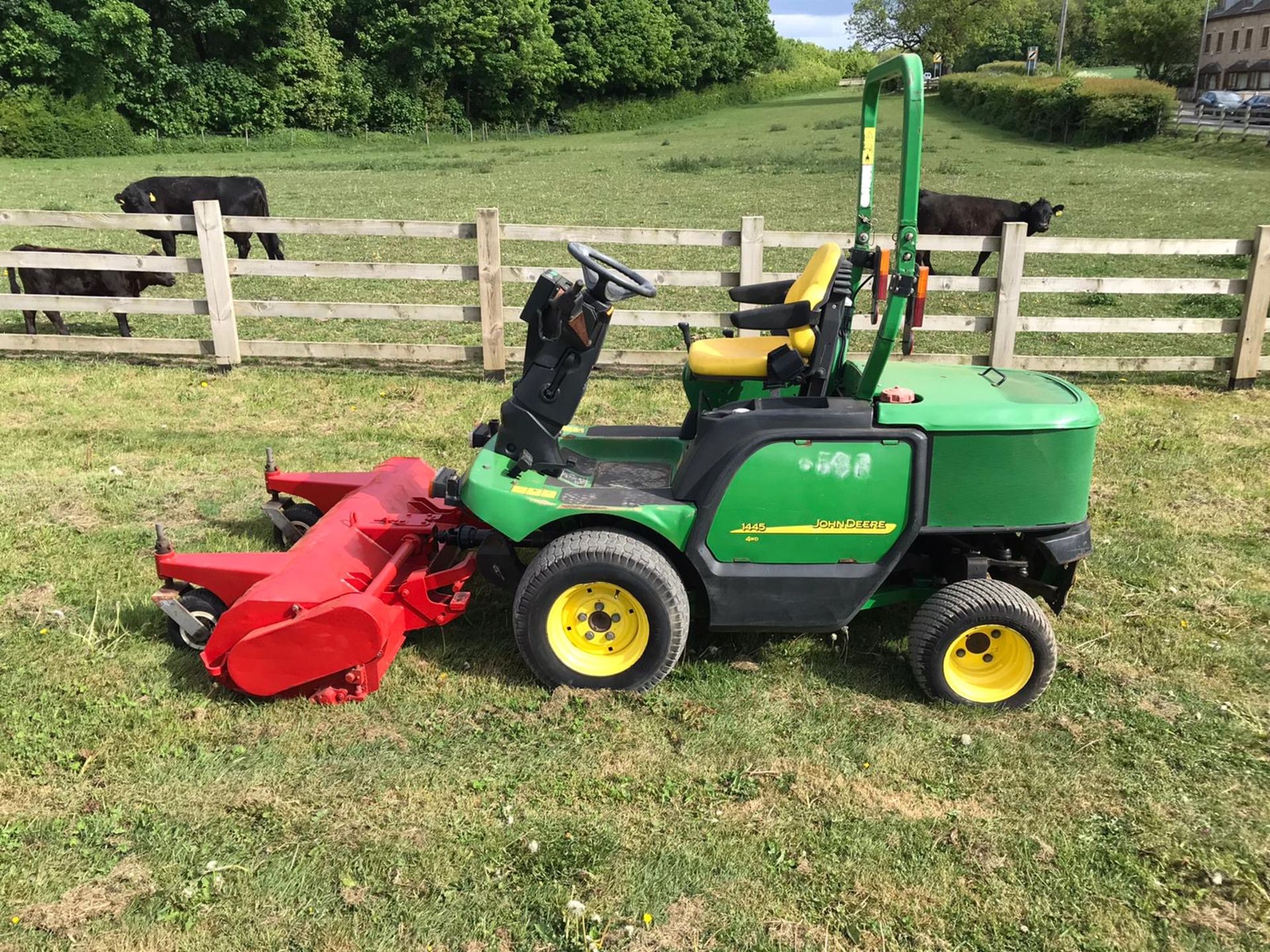 2006 JOHN DEERE 1445 4WD RIDE ON LAWN MOWER, C/W TRIMAX FLAIL, CLEAN TIDY MOWER, READY FOR WORK! - Image 6 of 11