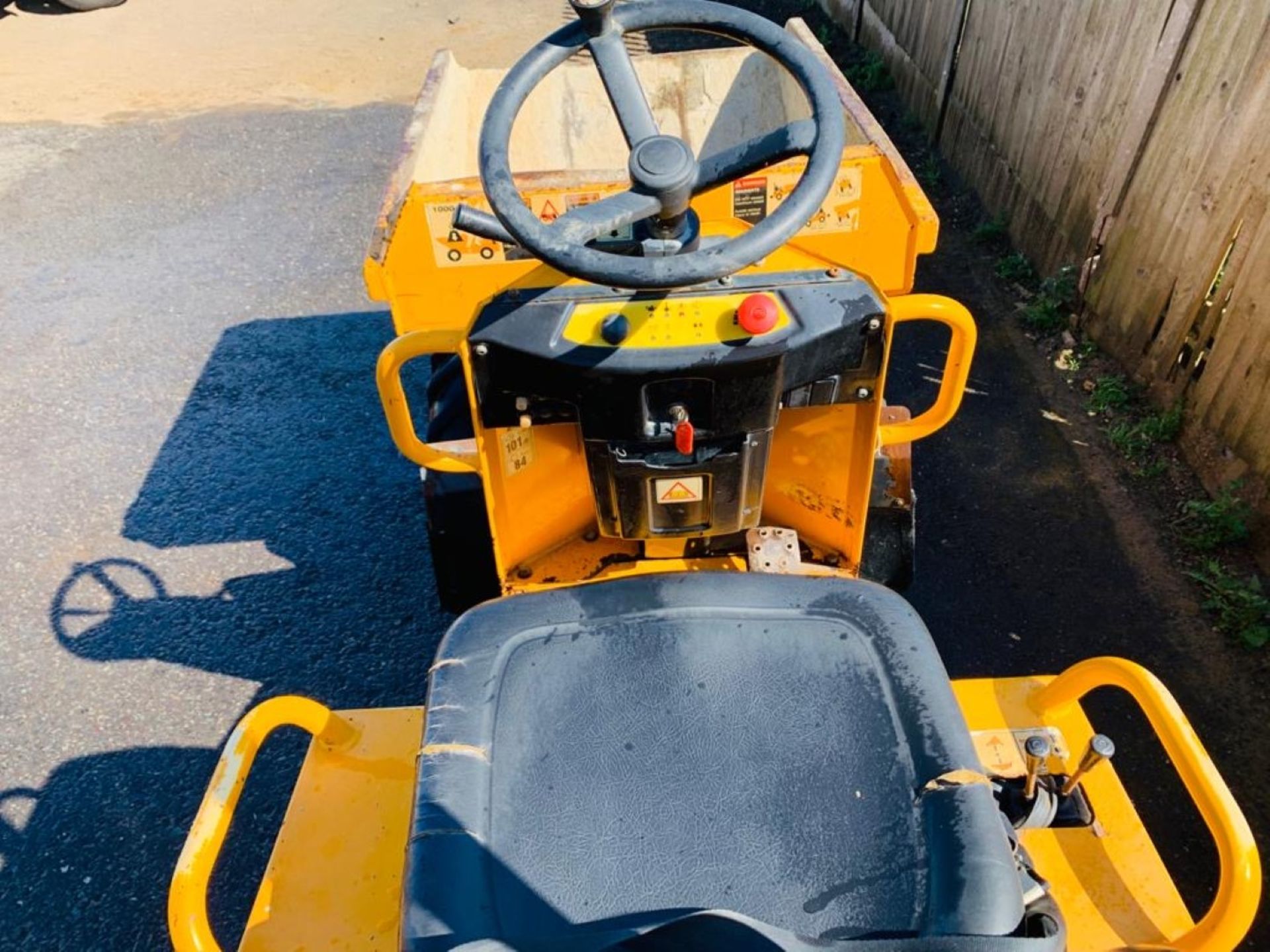 THWAITES 1 TONNE MACH 201 HIGH TIP DUMPER, YEAR 2013, HYDROSTATIC DRIVE, FOLDING ROPS, GOOD TYRES - Image 11 of 13