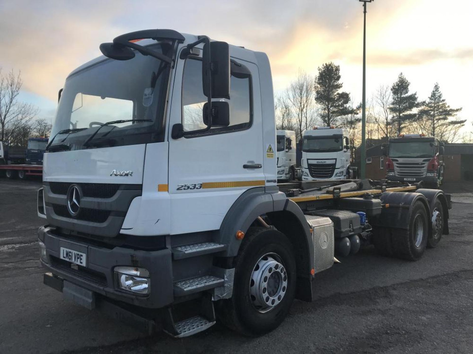 2012/61 REG MERCEDES AXOR 2533L DAY 6X2 HOOK SKIP LOADER WHITE, SHOWING 0 FORMER KEEPERS *PLUS VAT* - Image 2 of 16