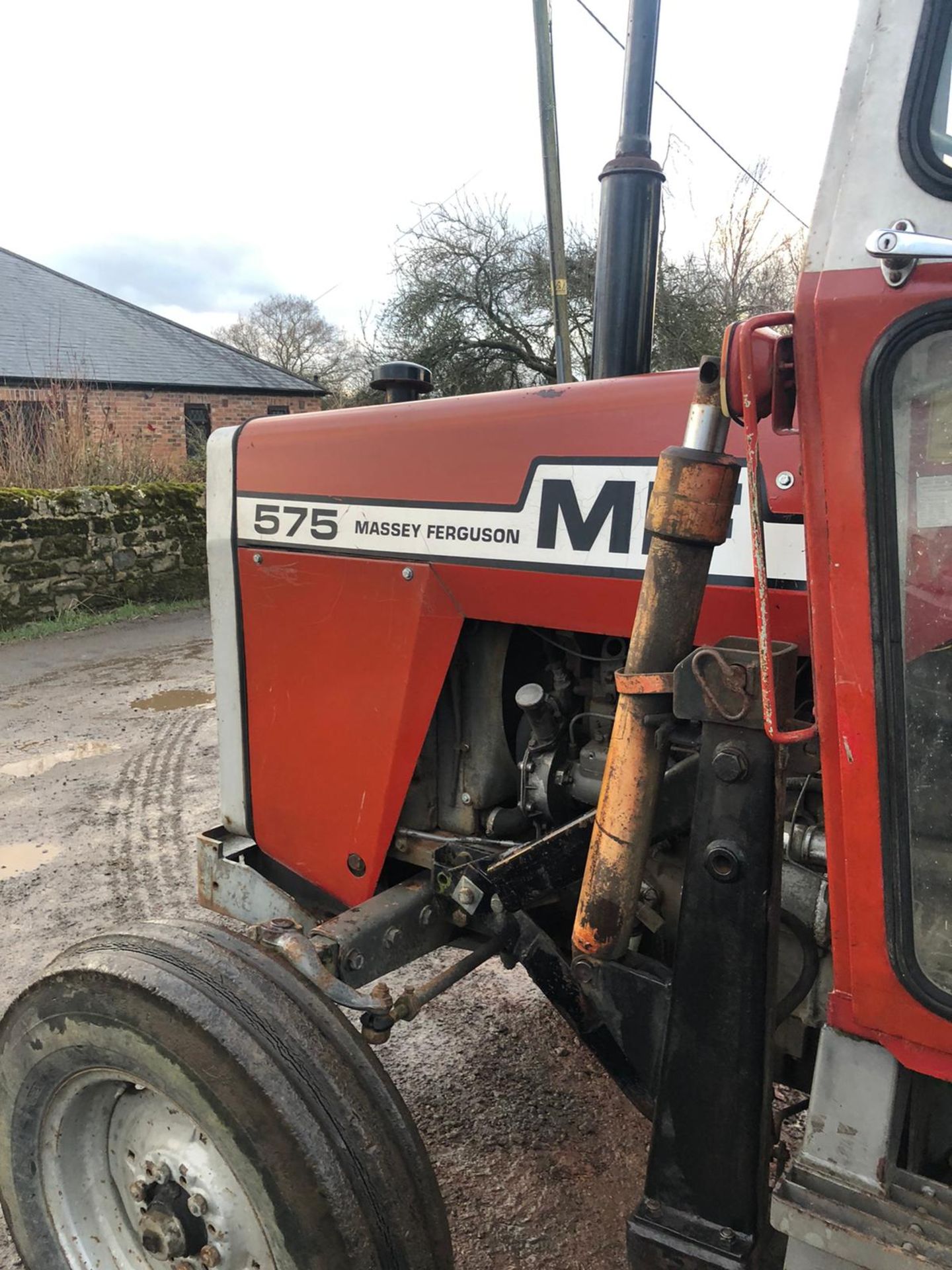 MASSEY FERGUSON 575 TRACTOR RUNS, WORKS AND DRIVES, GOOD TYRES, FULL CAB *PLUS VAT* - Image 6 of 8