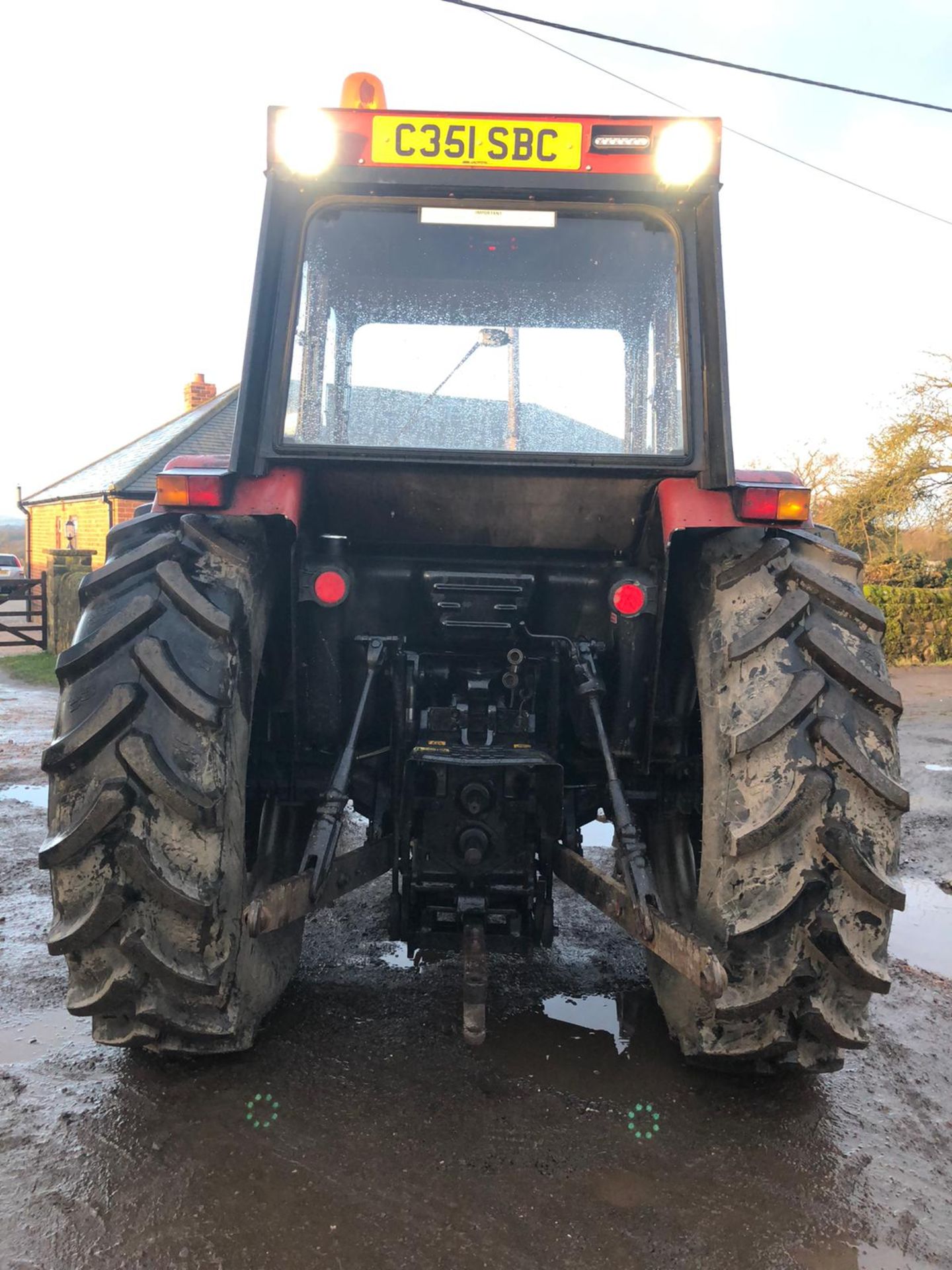 1985/C REG CASE INTERNATIONAL 885 DIESEL RED TRACTOR, RUNS AND WORKS, IN GOOD CONDITION *PLUS VAT* - Image 4 of 9