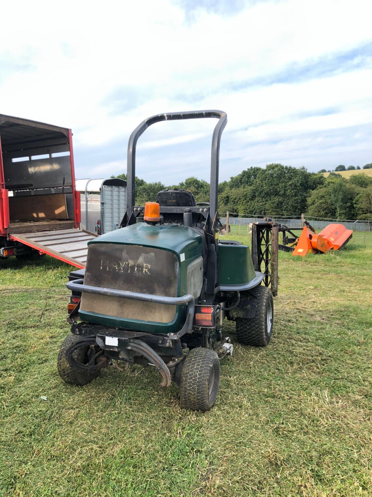 HAYTER L324 RIDE ON LAWN MOWER, 4 WHEEL DRIVE, RUNS, WORKS AND CUTS *PLUS VAT* - Image 5 of 6