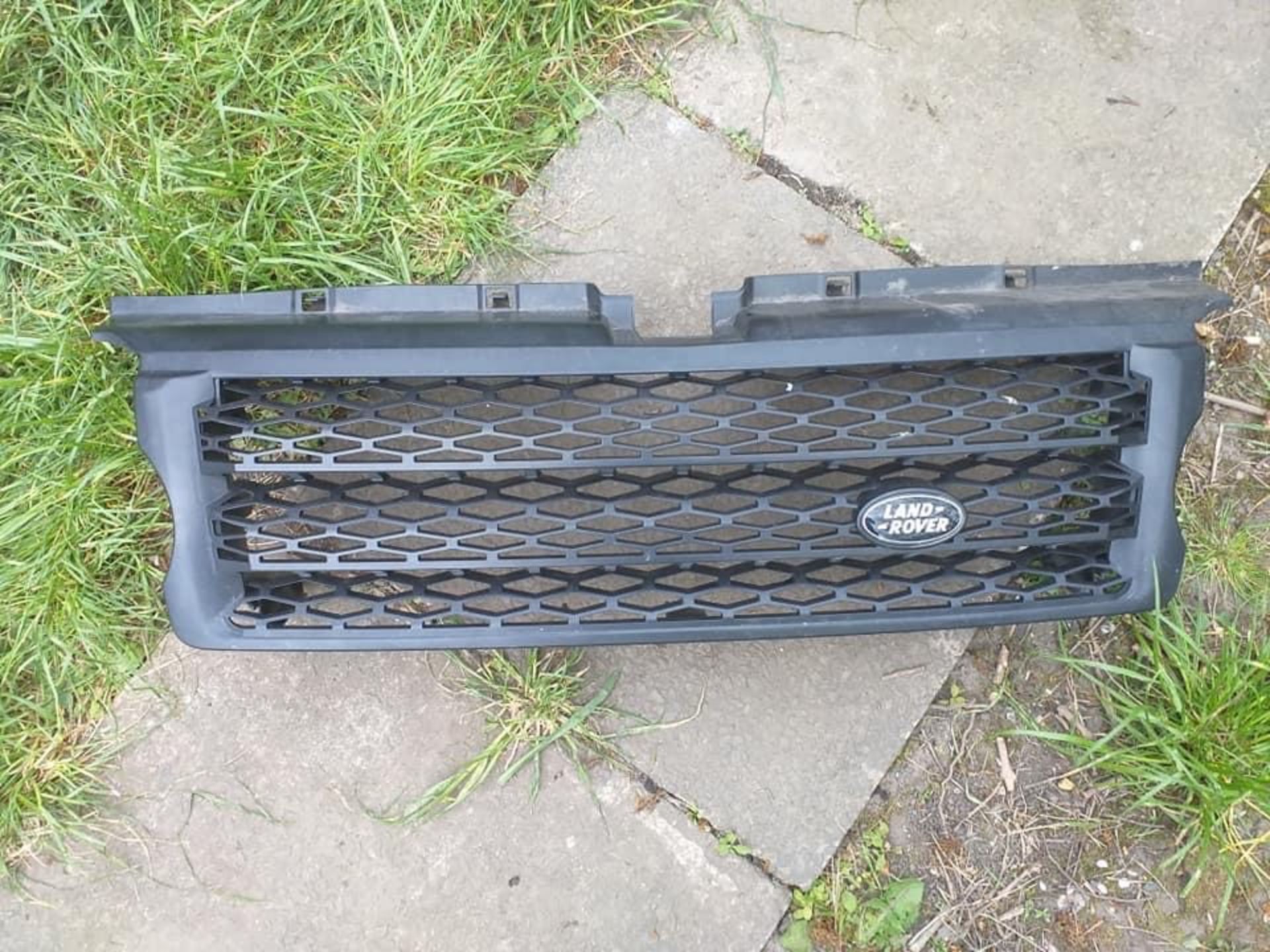 LAND ROVER DISCOVERY 4 GENUINE FRONT GRILL WITHOUT BOX, NEVER USED ON A VEHICLE *NO VAT*