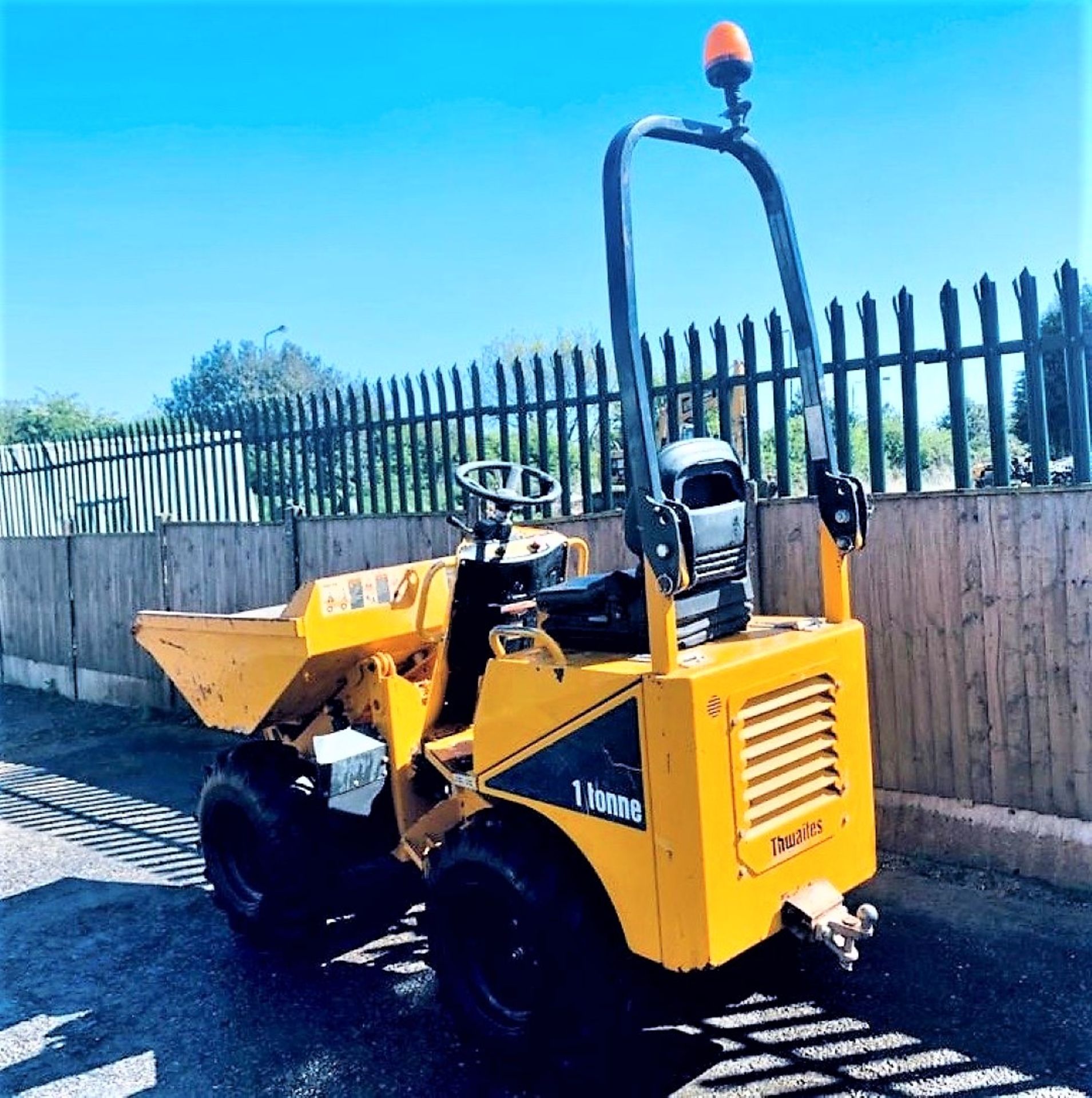 THWAITES MACH 201 1 TONNE HIGH TIP DUMPER, YEAR 2013, 1405 HOURS, HYDROSTATIC DRIVE, GOOD TYRES - Image 3 of 12