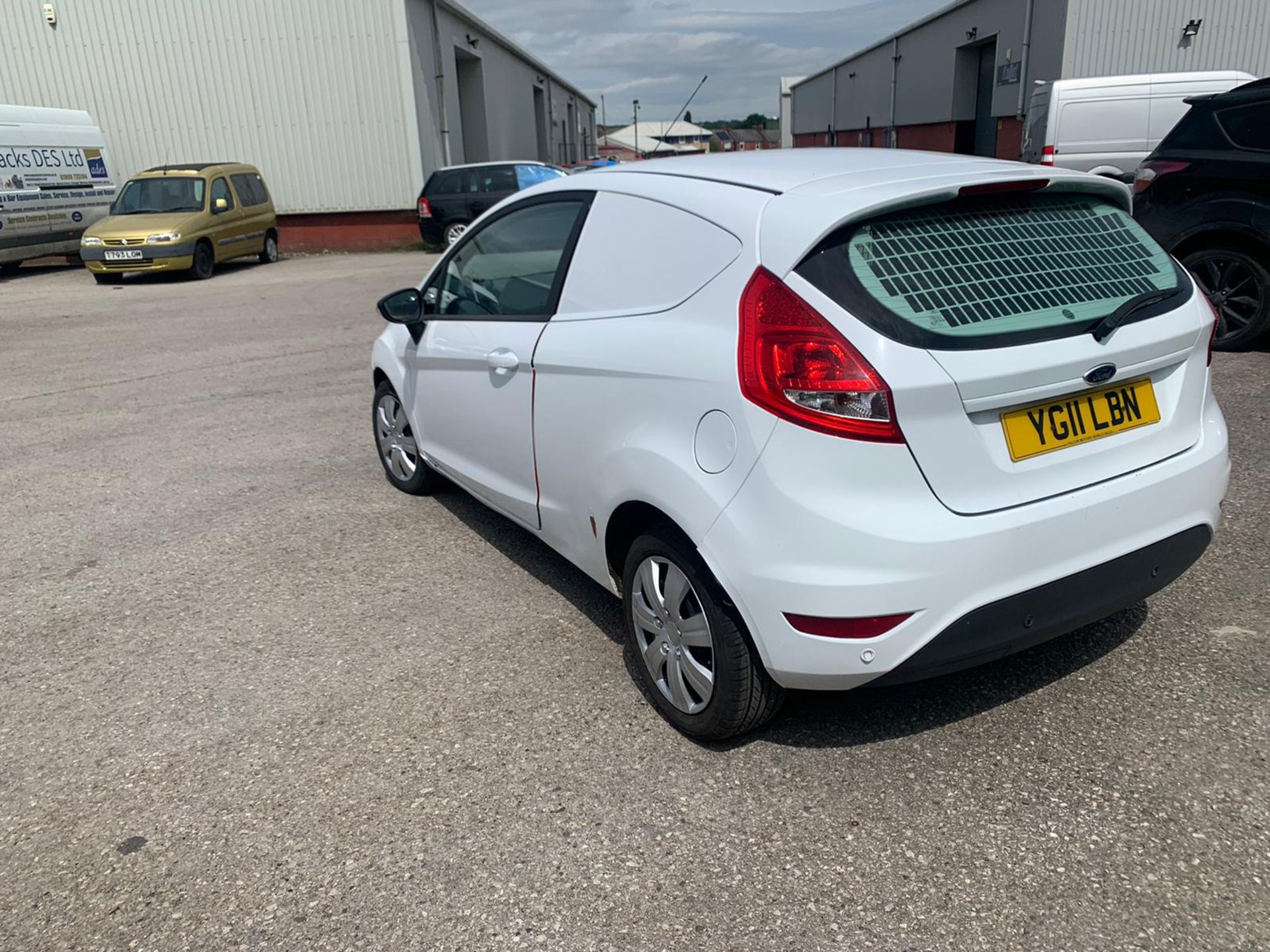 2011/11 REG FORD FIESTA BASE TDCI 1.4 DIESEL WHITE CAR DERIVED VAN, 2 SEATS *NO VAT* - Image 3 of 8