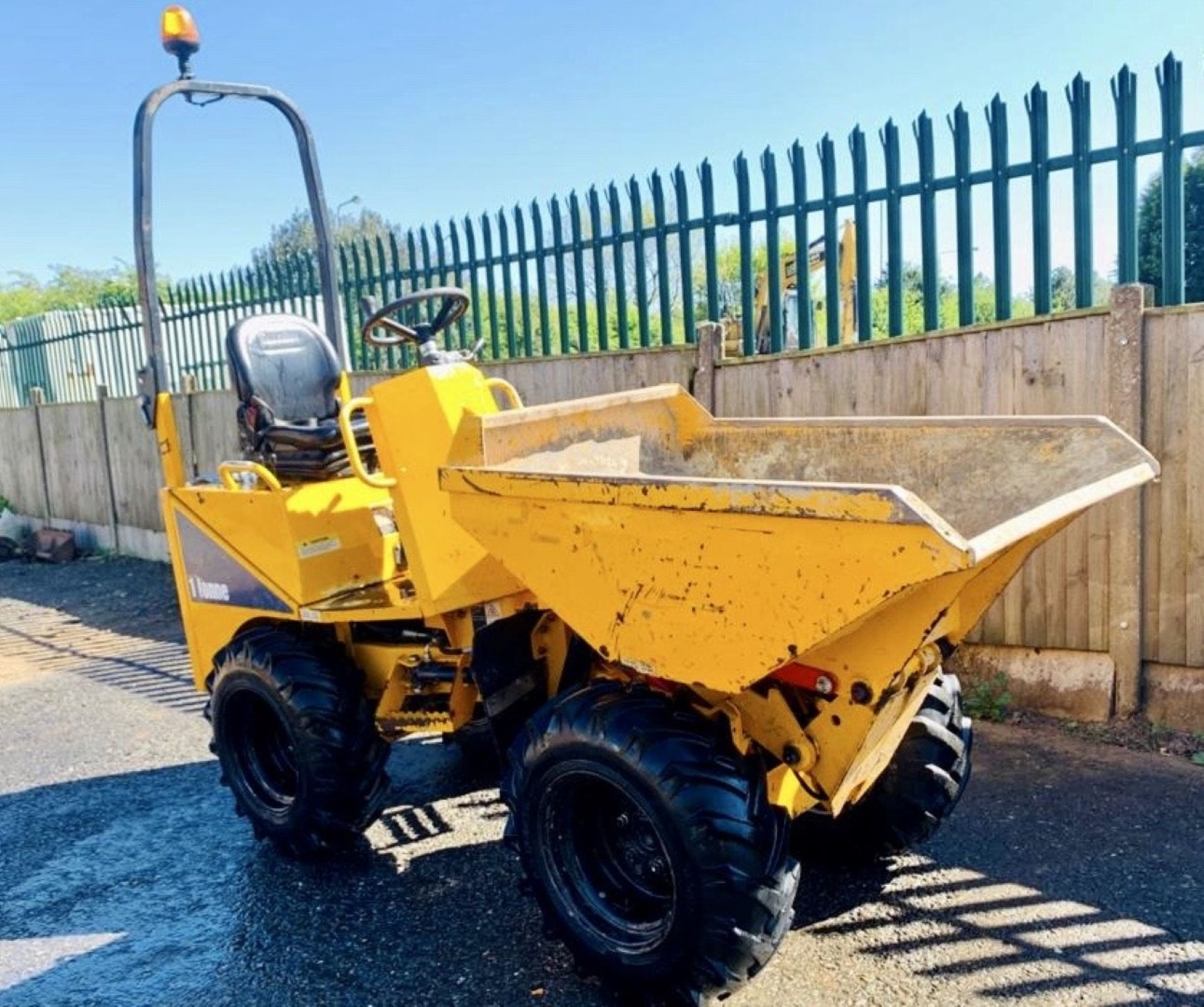 THWAITES MACH 201 1 TONNE HIGH TIP DUMPER, YEAR 2013, 1405 HOURS, HYDROSTATIC DRIVE, GOOD TYRES - Image 5 of 12