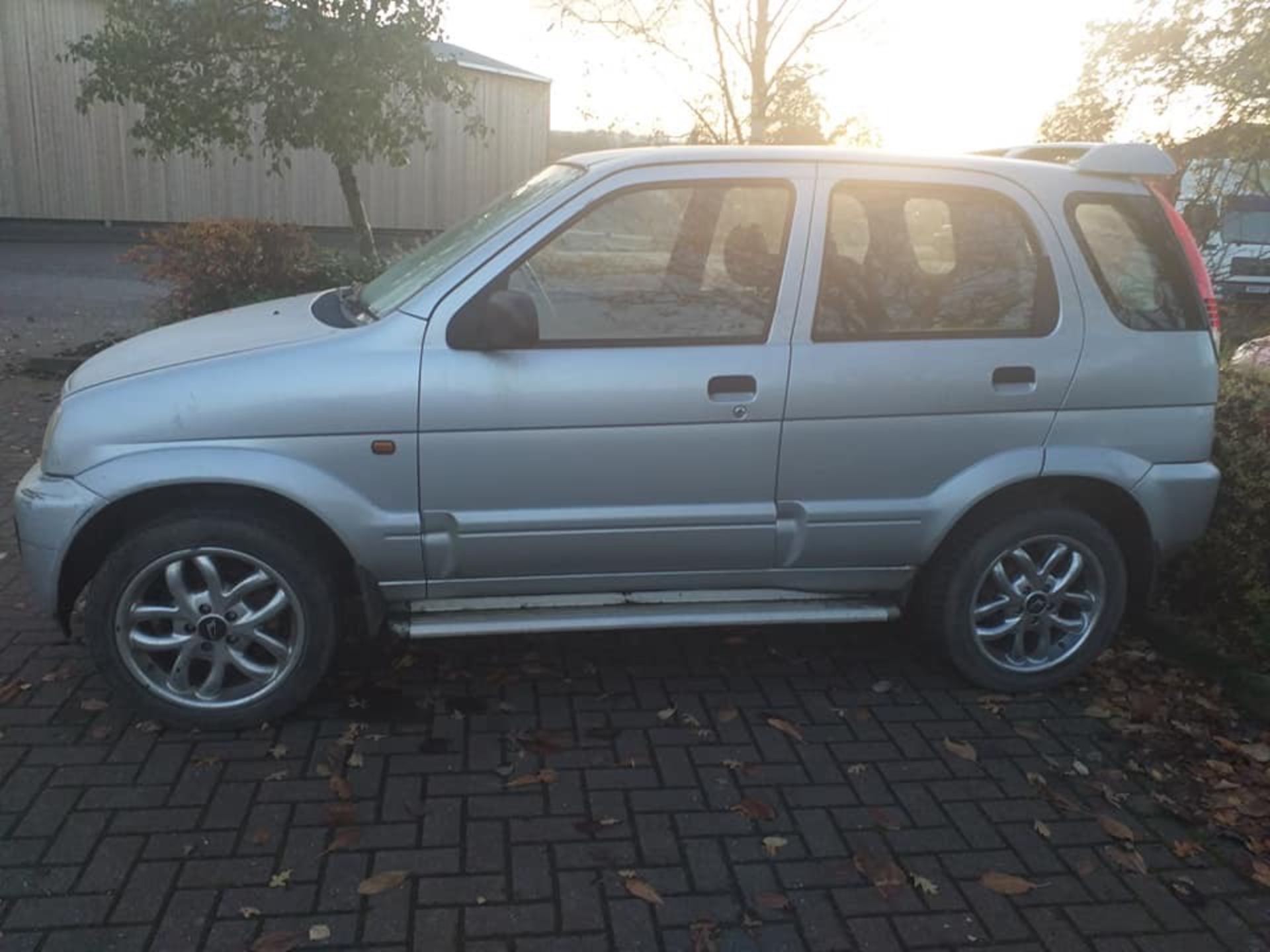 2003/53 REG DAIHATSU TERIOS SPORT 1.3 PETROL 5 DOOR HATCHBACK SILVER *NO VAT* - Image 3 of 5