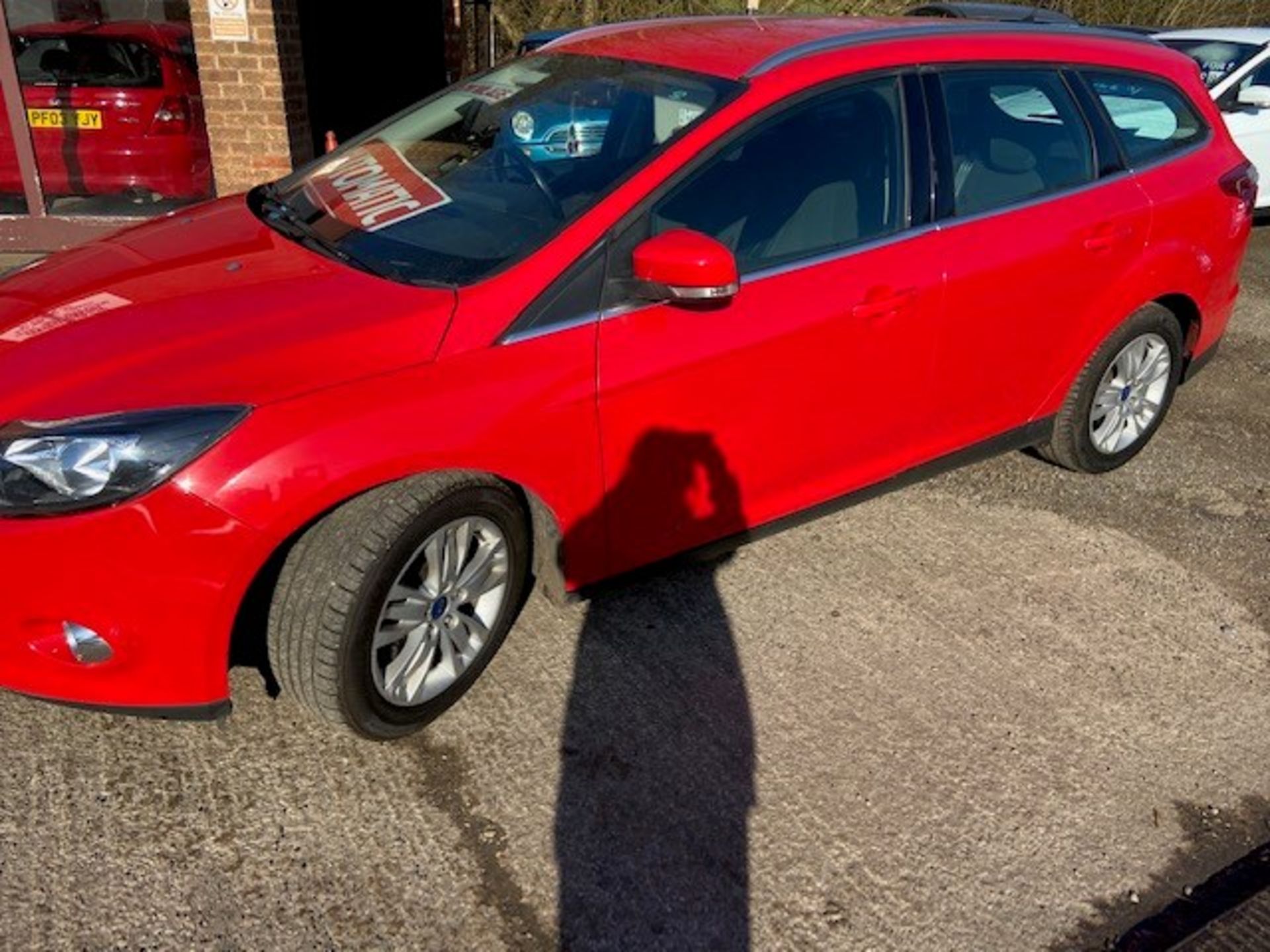 2014/64 REG FORD FOCUS TITANIUM NAVIGATOR 1.6 PETROL RED ESTATE, SHOWING 2 FORMER KEEPERS *NO VAT* - Image 3 of 9