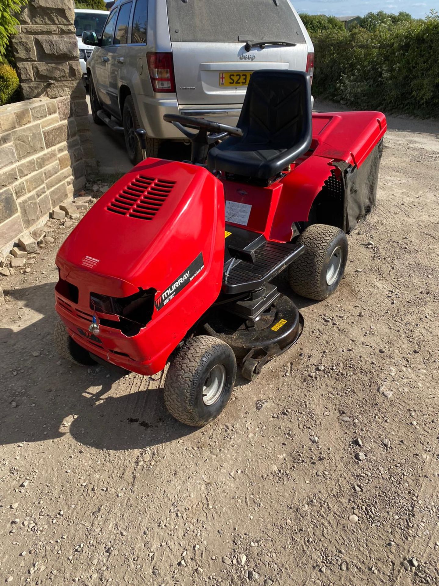 MURRAY HYDROSTATIC RIDE ON LAWN MOWER, RUNS, DRIVES AND CUTS *NO VAT* - Image 2 of 5