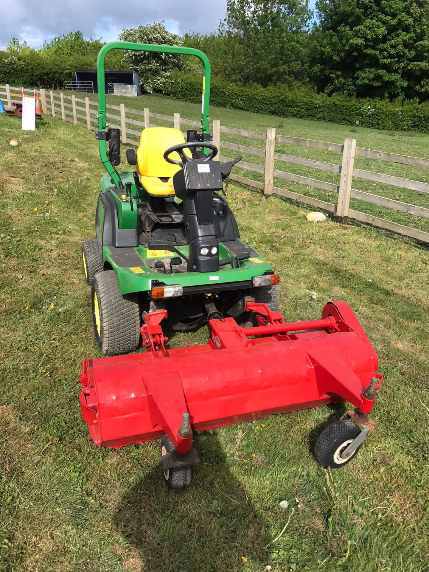 2006 JOHN DEERE 1445 4WD RIDE ON LAWN MOWER, C/W TRIMAX FLAIL, CLEAN TIDY MOWER, READY FOR WORK! - Image 4 of 11