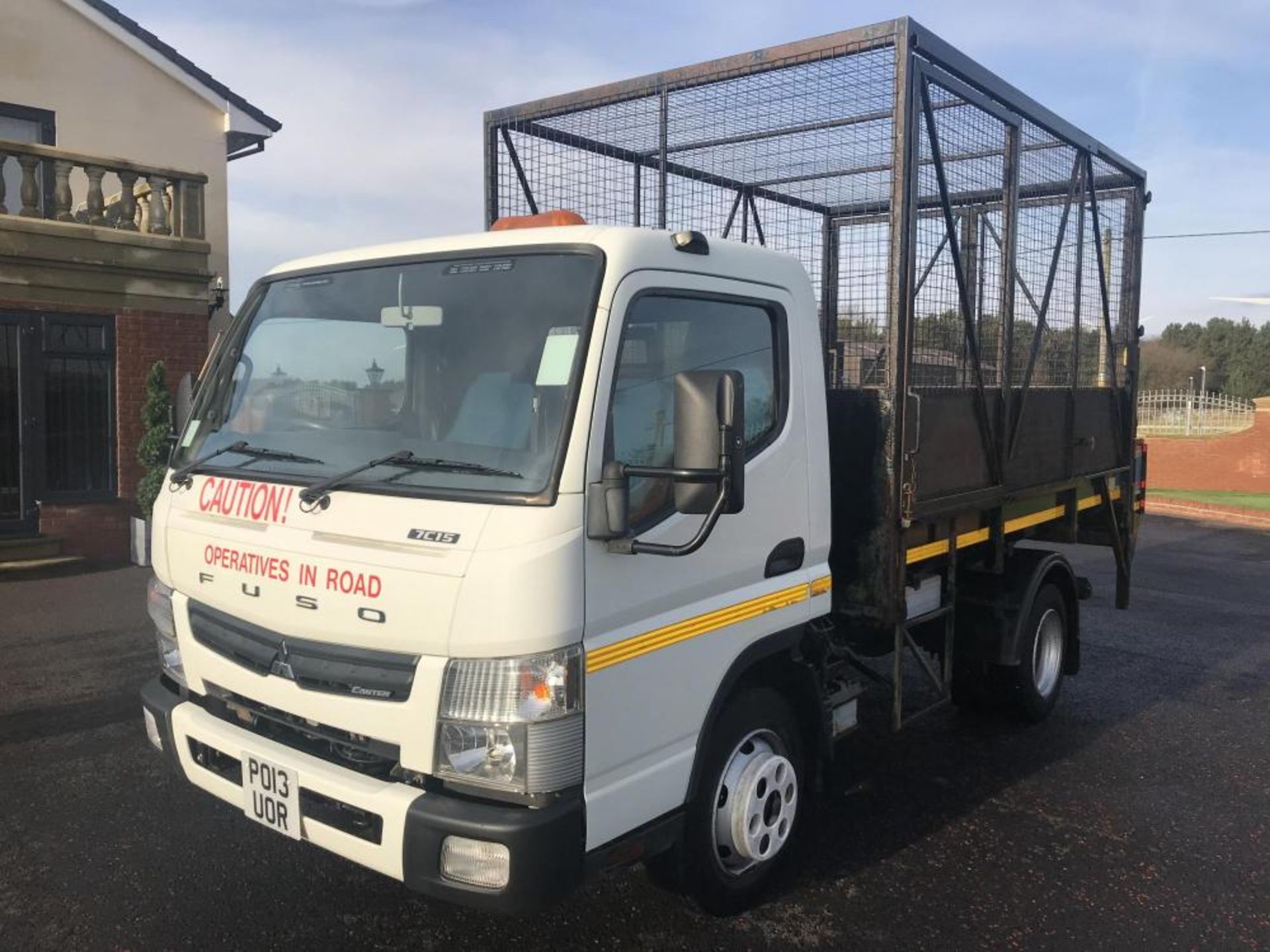 2013/13 REG MITSUBISHI FUSO CANTER 7C15 28 WHITE DIESEL CAGED TIPPER TRUCK, SHOWING 0 FORMER KEEPERS - Image 2 of 16